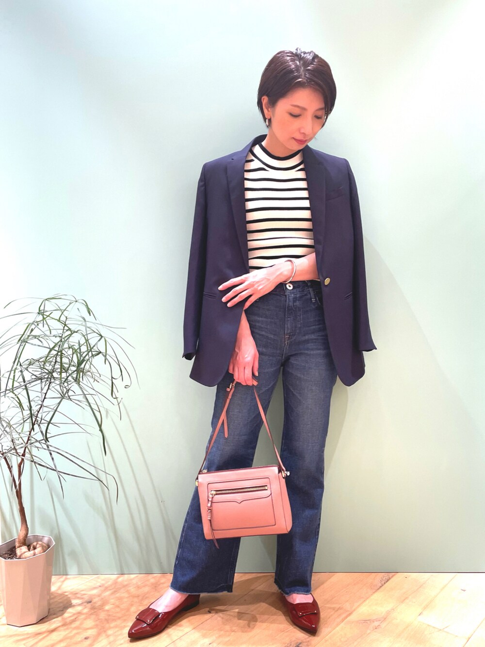 レッド系のパンプス、ピンク系のトートバッグ、ブルー系のその他パンツを着用したレディースの夏コーディネートの1枚目の写真