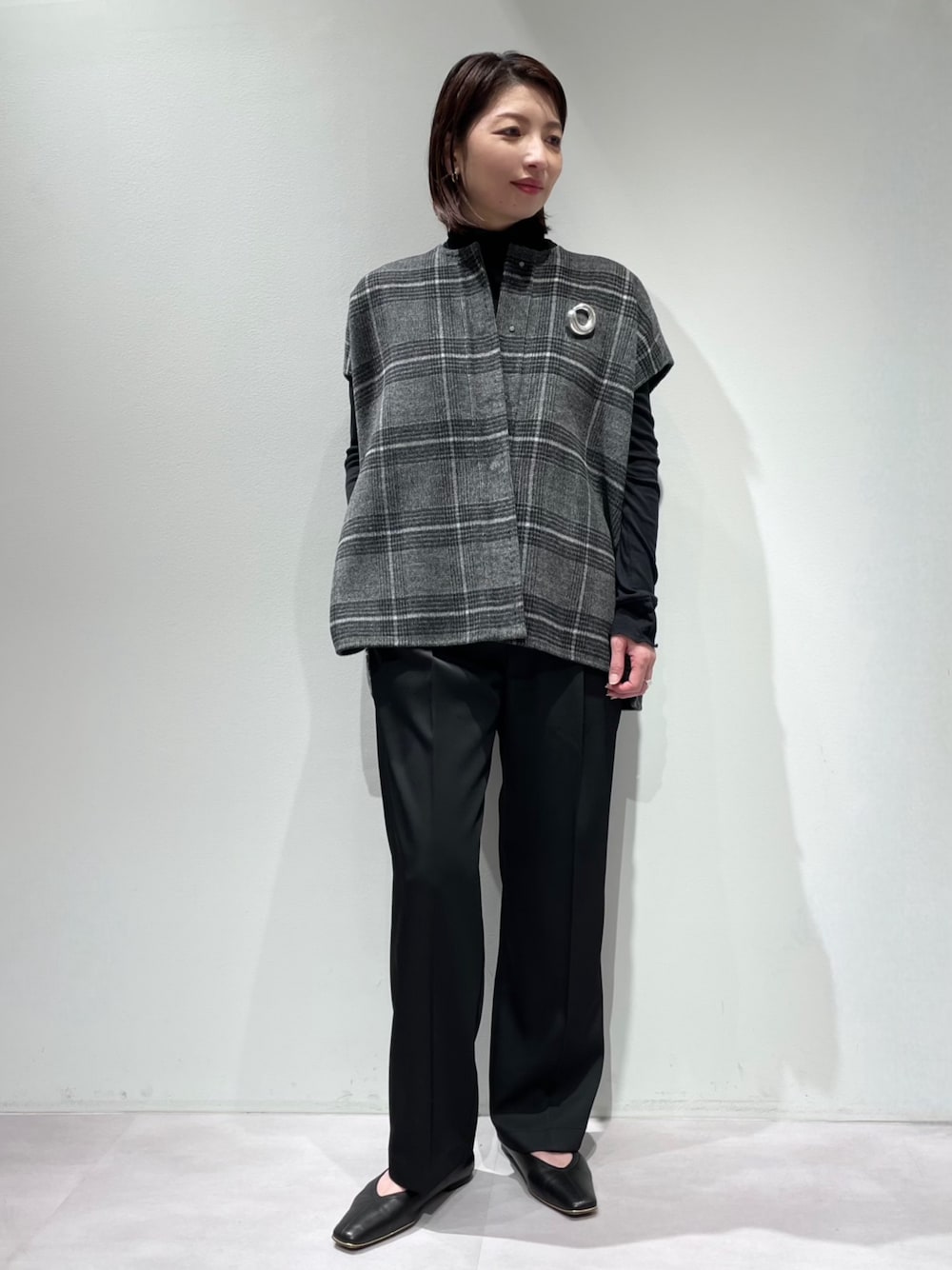 ブラック系のその他パンツ、ブラック系のTシャツ/カットソー、シルバー系のブローチ/コサージュを着用したレディースの秋コーディネートの1枚目の写真