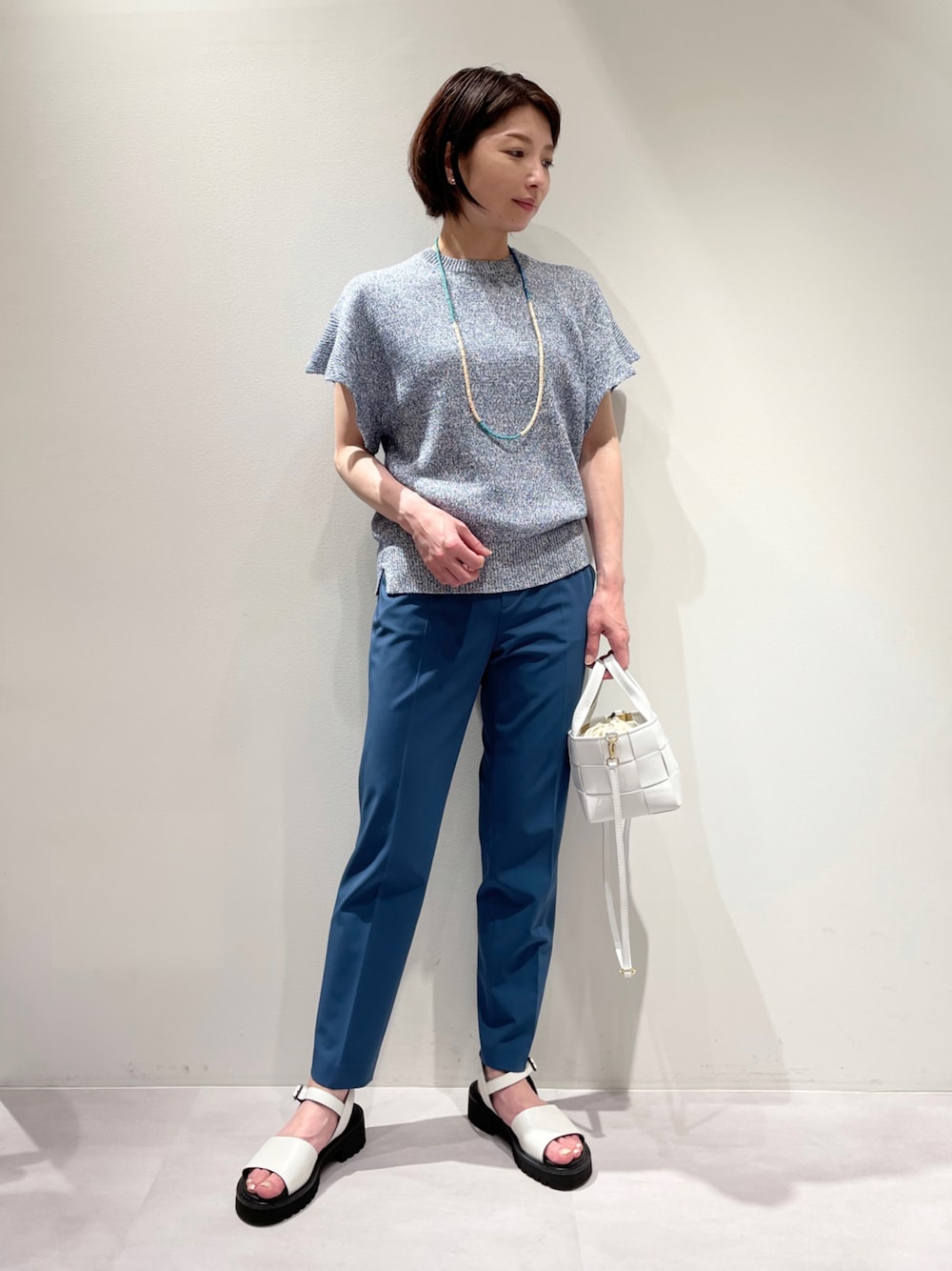 「カリテ(qualite)、パンツスタイル、シガレットパンツ、接触冷感、接触冷感パンツ、夏コーデ、大人カジュアル、キレイめカジュアル、サマーニット、半袖ニット、フレアスリーブ、シンプルコーデ」｜「qualiteのドライギャバシガレットパンツ（スラックス、ブルー系）」を使った、KAWAMURAさん（レディース・160cm）の春コーディネートの1枚目の写真