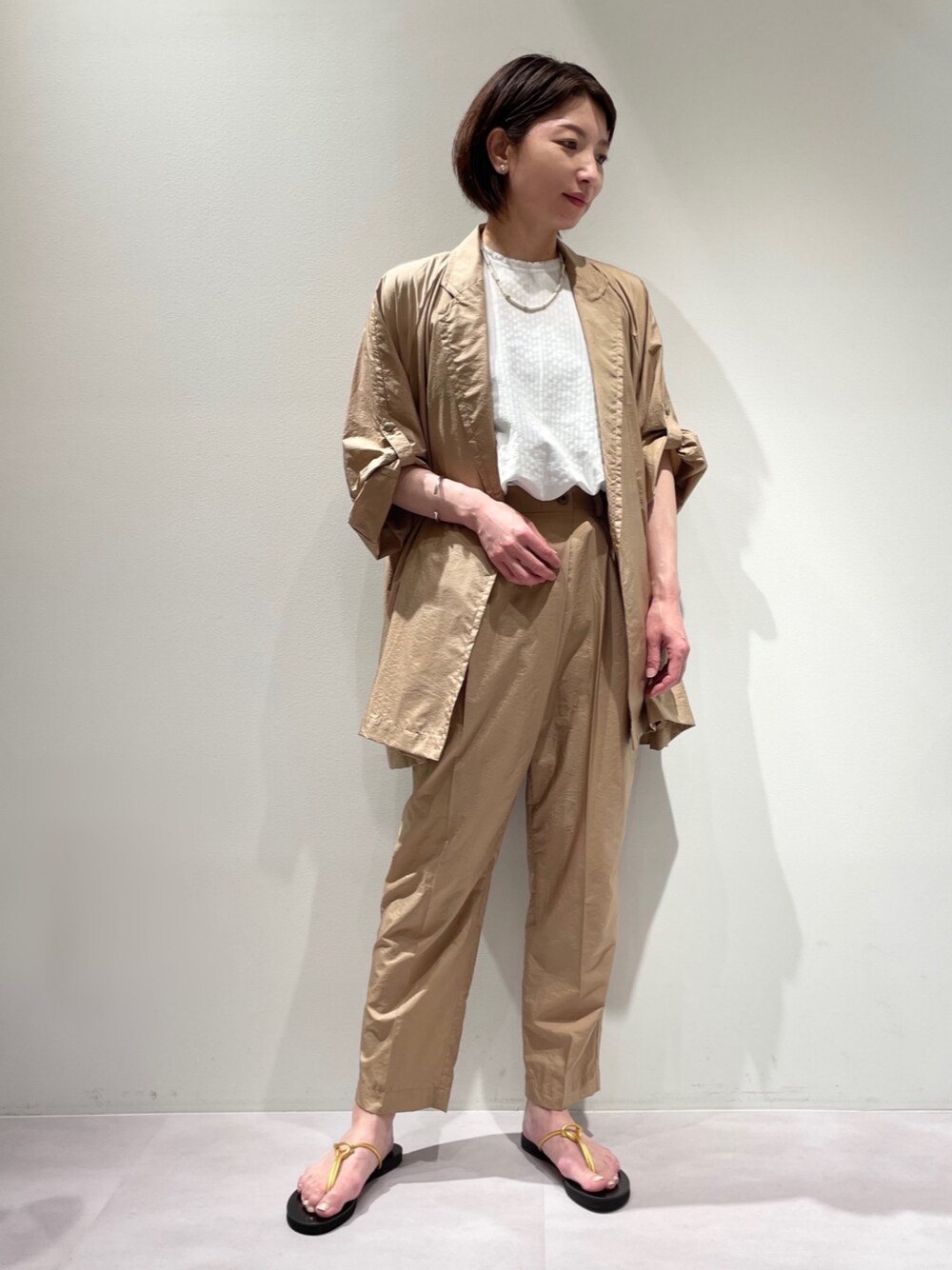 イエロー系のその他パンツ、ホワイト系のシャツ/ブラウス、イエロー系のテーラードジャケットを着用したレディースの夏コーディネートの1枚目の写真