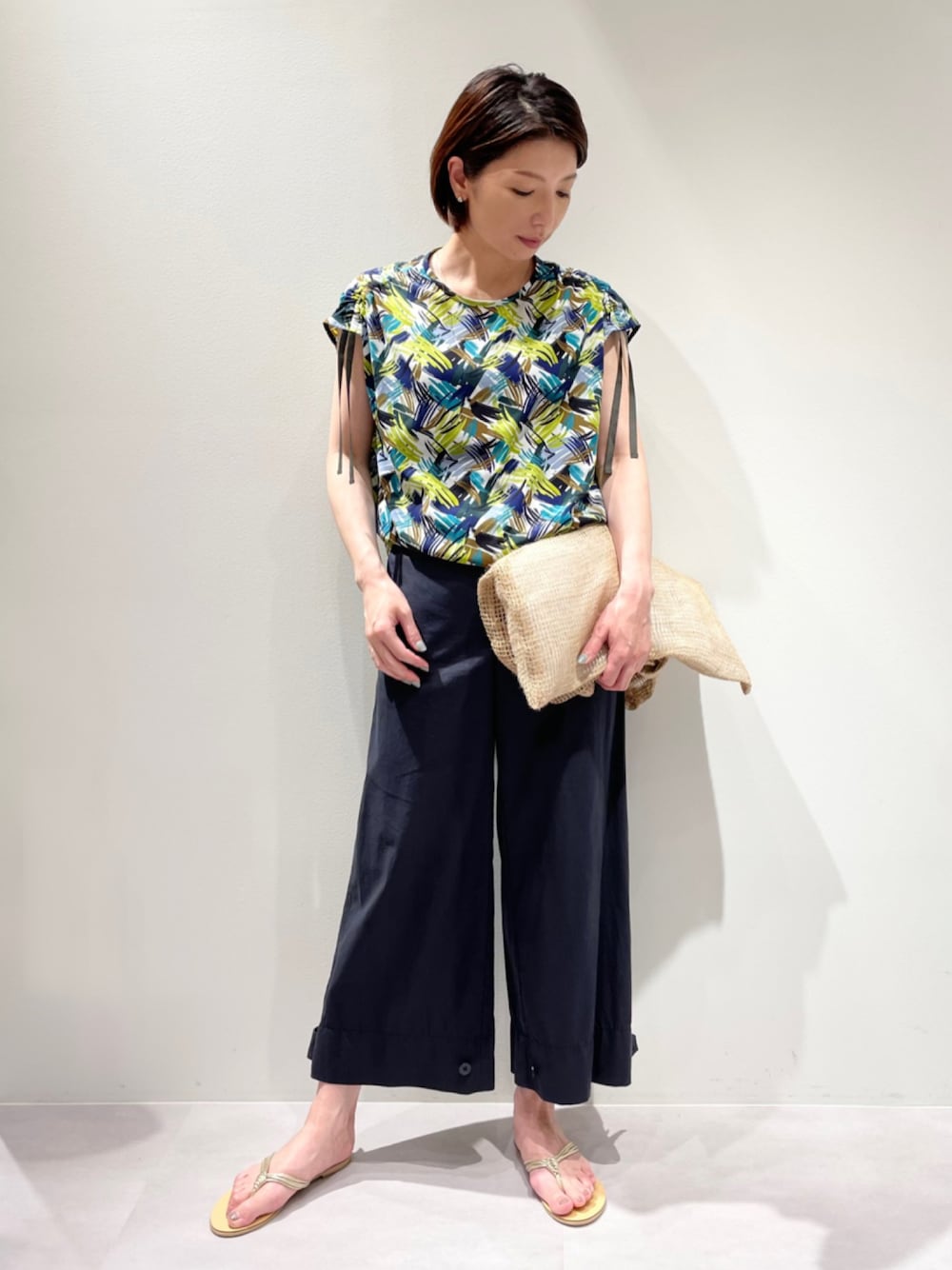 ブルー系のカーゴパンツ、その他のシャツ/ブラウスを着用したレディースの夏コーディネートの1枚目の写真