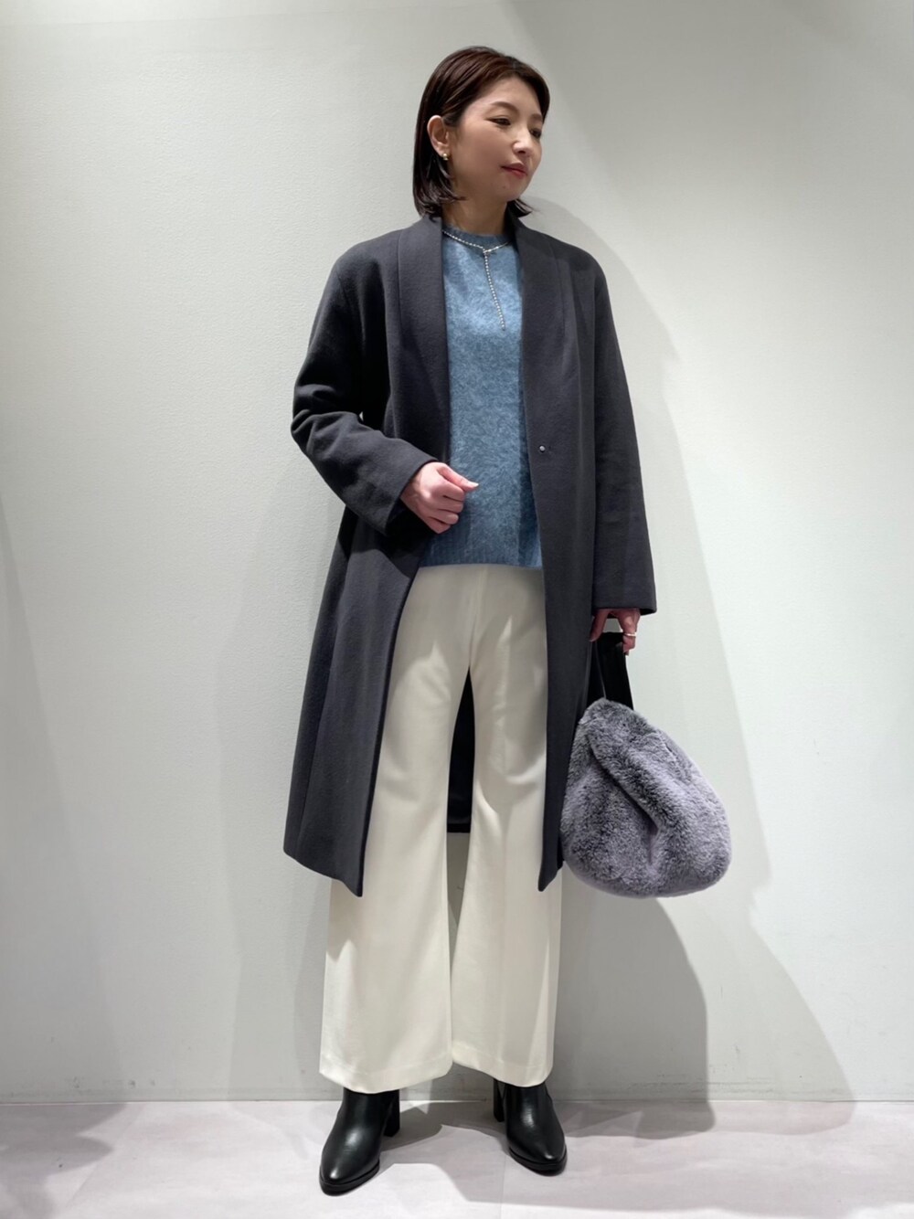 「カリテ(qualite)、ENESS、コートスタイル、ウールコート、ノーカラーコート、チャコールグレー、レギンスパンツ、フレアパンツ、ファーニット、ブルーニット、通勤コーデ、オトナカジュアル、きれいめカジュアル、ファーバッグ、ショートブーツ」｜「enessの【ENESS】ｼｮｰﾄﾌﾞｰﾂ（ブーツ、ブラック系）」を使った、KAWAMURAさん（レディース・160cm）の冬コーディネートの1枚目の写真