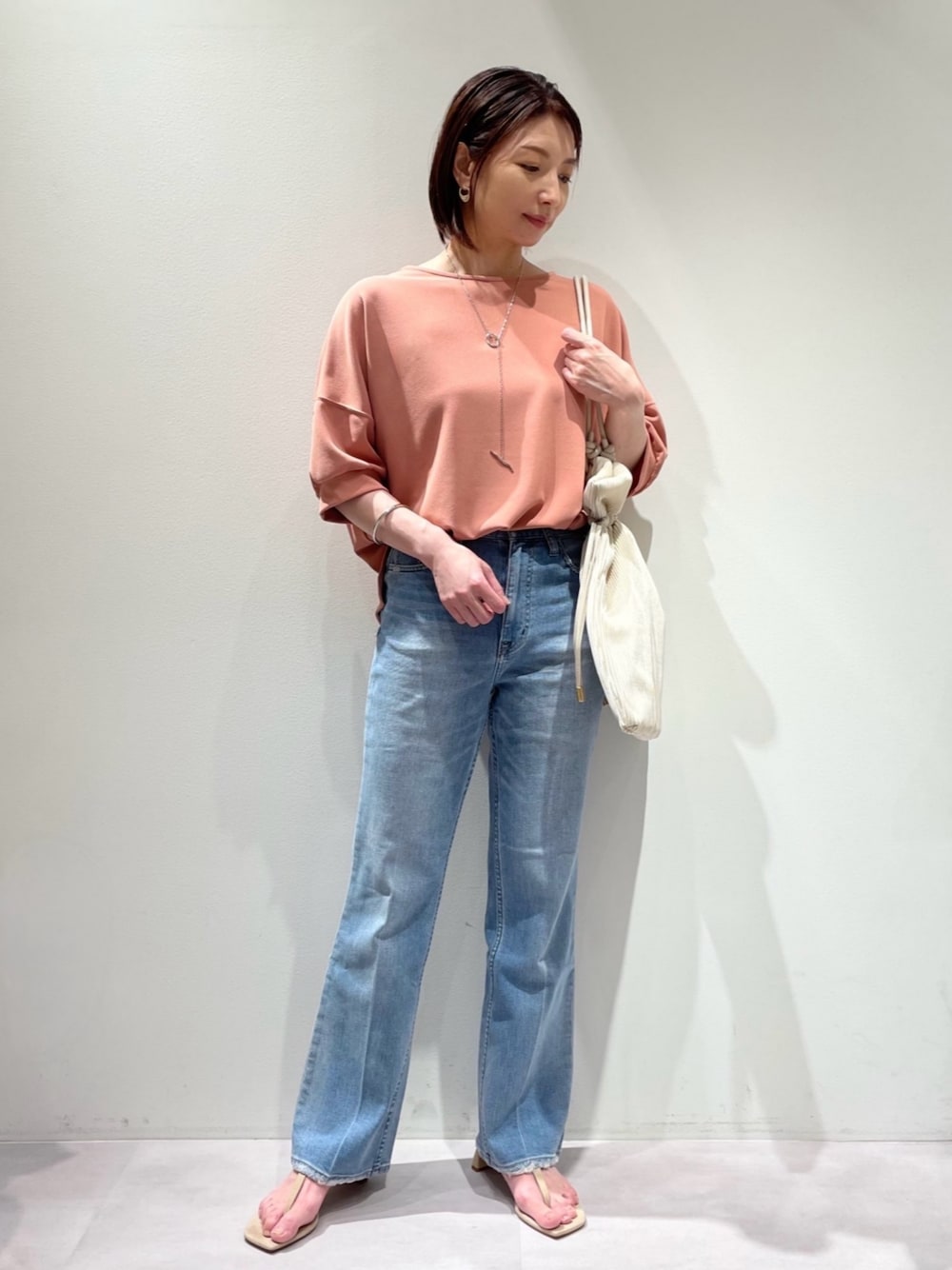 「カリテ(qualite)、カリテスケープ、デニム、春夏コーデ、晩夏コーデ、Healthy Denim、アプリコット、大人カジュアル、ブラウス、おでかけコーデ、ＵＶカット、機能性素材、接触冷感」｜「qualite scapeのセミドルマンジョーゼットプルオーバー（Tシャツ/カットソー、ベージュ系）」を使った、KAWAMURAさん（レディース・160cm）の夏コーディネートの1枚目の写真