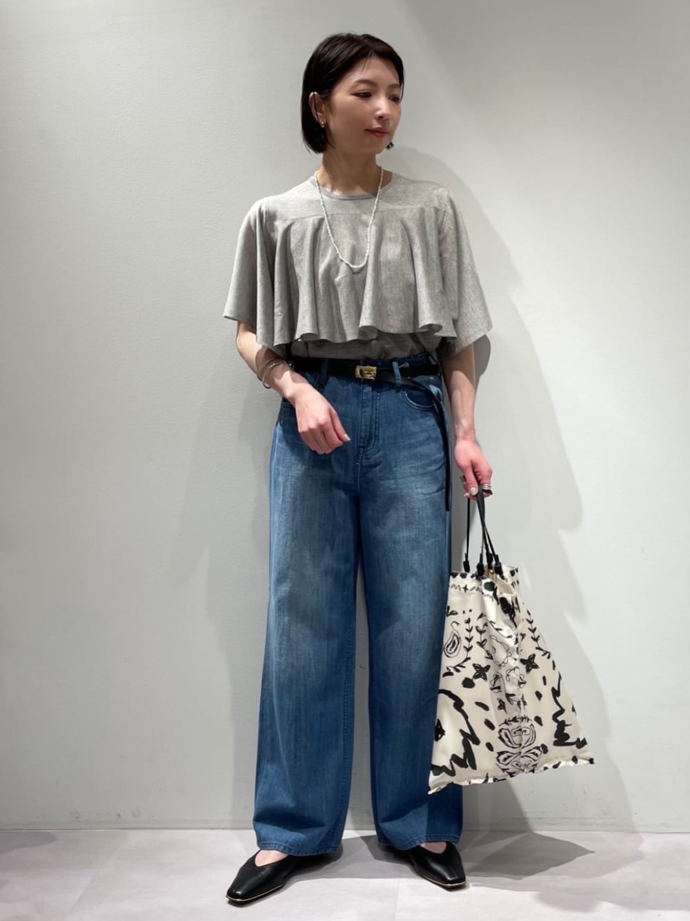 「カリテ(qualite)、デニムコーデ、お出かけコーデ、シアーニット、フレアニット、シアーラメ、ストレートデニム、大人カジュアル、マニプリ、トートバッグ、ローヒールパンプス、ウエストゴムデニム、コットンリネンデニム、Healthy DENIM」｜「qualiteのシャイニーフレアニット（ニット/セーター、グレー系）」を使った、KAWAMURAさん（レディース・160cm）の春コーディネートの1枚目の写真