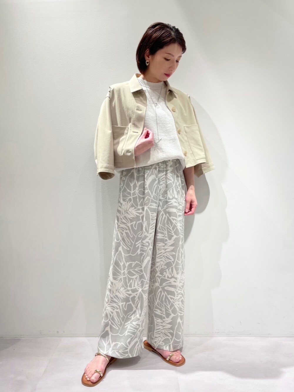 「カリテ(qualite)、ボタニカル柄、パンツスタイル、ワイドパンツ、夏コーデ、大人カジュアル、休日スタイル、コットンニット、シャツブルゾン、夏の羽織りモノ、サンダルコーデ」｜「ucalyptの【ucalypt】 ラリエットチェーンネックレス（ネックレス、シルバー系）」を使った、KAWAMURAさん（レディース・160cm）の春コーディネートの1枚目の写真