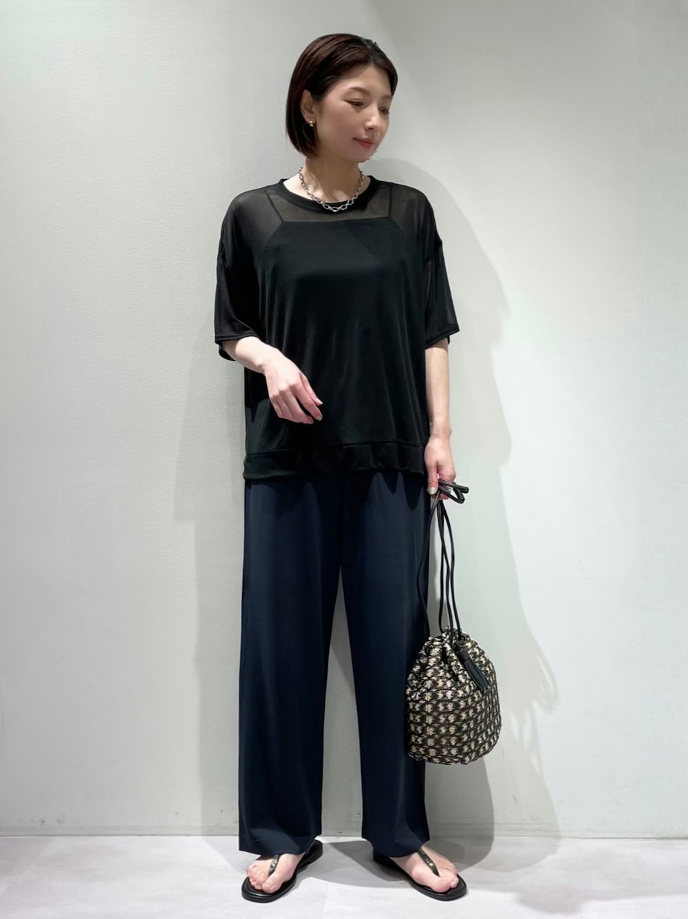 「カリテ(qualite)、カリテスケープ、シアーカットソー、キャミソールセット、ニットパンツ、シアーT、接触冷感パンツ、ウエストゴム、チェーンネックレス、大人カジュアル、きれいめカジュアル、夏コーデ、サンダルコーデ、お出かけコーデ、カゴバッグ」｜「qualite scapeの【インナーキャミ付き】シアードルマンT/夏服/シアーTシャツ（Tシャツ/カットソー、ブラック系）」を使った、KAWAMURAさん（レディース・160cm）の夏コーディネートの1枚目の写真