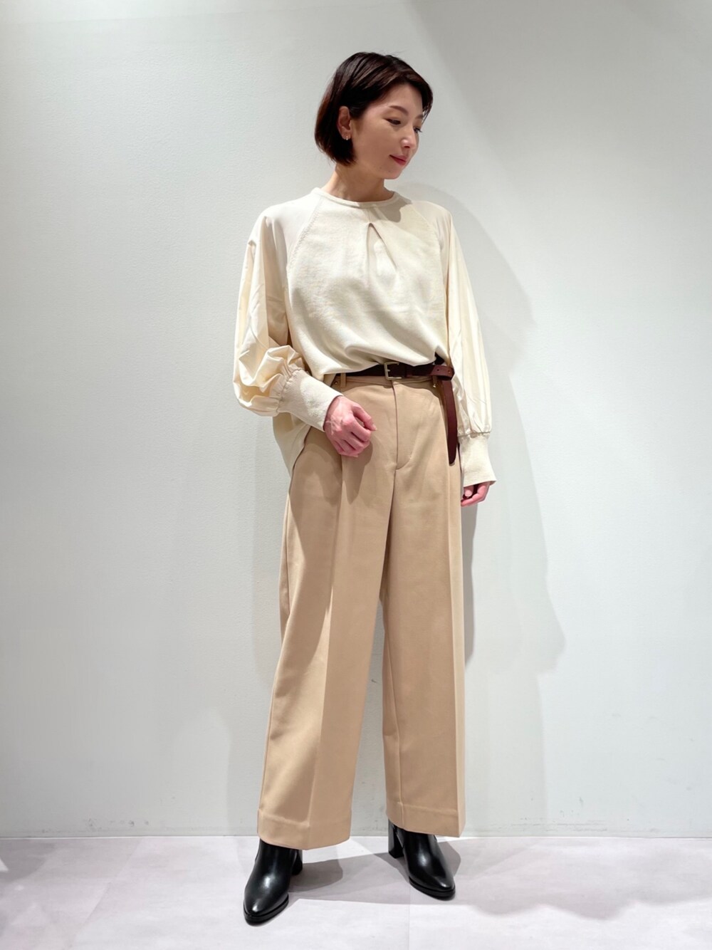 「カリテ(qualite)、ENESS、ワイドストレートパンツ、裏起毛、裏起毛パンツ、ウエストゴム、ベージュパンツ、コンビニット、ウエストベルト、大人カジュアル、秋冬コーデ」｜「qualiteのフォルムスリーブコンビニット（ニット/セーター、ホワイト系）」を使った、KAWAMURAさん（レディース・160cm）の冬コーディネートの1枚目の写真