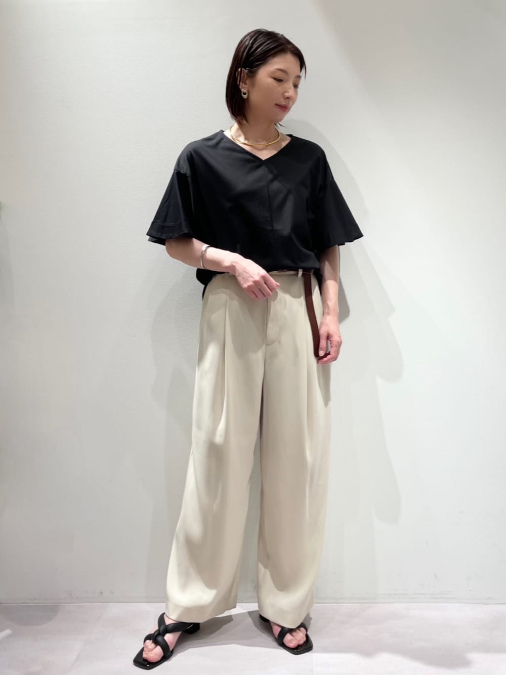 「カリテ(qualite)、夏コーデ、半袖カットソー、フレアスリーブ、ブラック、ブラックトップス、ワイドパンツ、ハイウエストパンツ、ベルトコーデ、ベージュパンツ、きれいめカジュアル、お出掛けコーデ、オトナカジュアル、ヒールサンダル、ブラックサンダル」｜「qualiteの【通勤/オケージョン】セットアップ対応2タックストレートパンツ（スラックス、ホワイト系）」を使った、KAWAMURAさん（レディース・160cm）の夏コーディネートの1枚目の写真