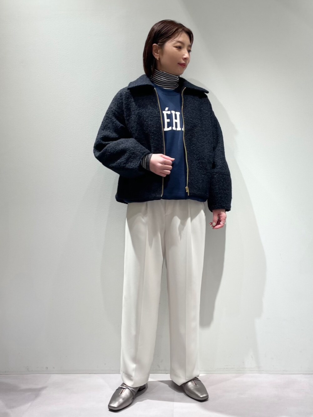 「カリテ(qualite)、カリテスケープ、Aubannister、大人カジュアル、パンツスタイル、おでかけコーデ、ロゴスウェット、ワイドパンツ、ドレープパンツ、ボーダーニット、ボーダータートルネック、モコモコアウター、ショートアウター、シルバーシューズ」｜「qualiteのﾏｯﾄｻﾃﾝｽﾄﾚｰﾄﾊﾟﾝﾂ（スラックス、ホワイト系）」を使った、KAWAMURAさん（レディース・160cm）の秋コーディネートの1枚目の写真