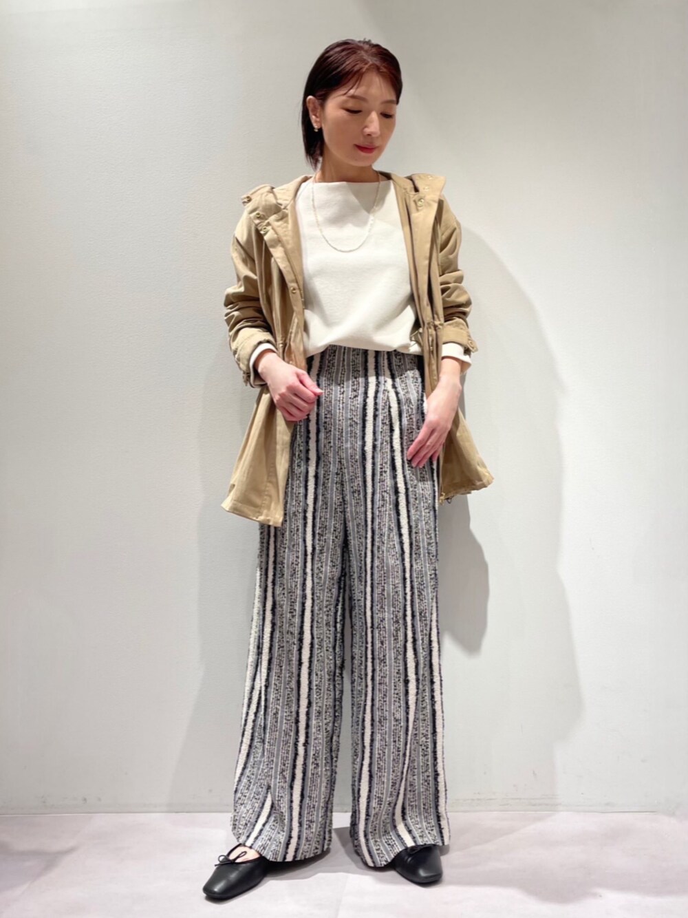 ブラック系のその他パンツ、ホワイト系のシャツ/ブラウス、ブラック系のバレエシューズを着用したレディースの秋コーディネートの1枚目の写真