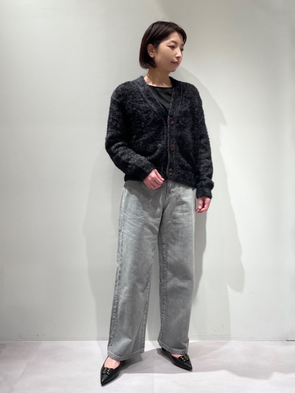 「カリテ(qualite)、ブソル、コラボ、キラキラ、キラキラニット、フェザーニット、フェザーヤーンニット、フェザーヤーンカーディガン、デニムパンツ、大人カジュアル、休日コーデ、ワイドデニム」｜「boussoleの【boussole×qualite】スパンコールフェザーカーディガン（カーディガン/ボレロ、ブラック系）」を使った、KAWAMURAさん（レディース・160cm）の冬コーディネートの1枚目の写真