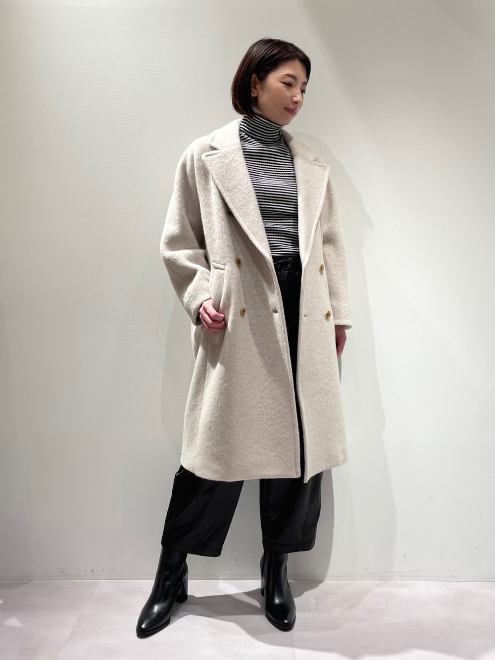 「カリテ(qualite)、ウールコート、ダブルコート、モヘアシャギー、ロングコート、コートスタイル、ボータートップス、ボーダータートルネック、グレージュ」｜「qualiteのモヘアシャギーダブルロングコート（チェスターコート、ベージュ系）」を使った、KAWAMURAさん（レディース・160cm）の秋コーディネートの1枚目の写真