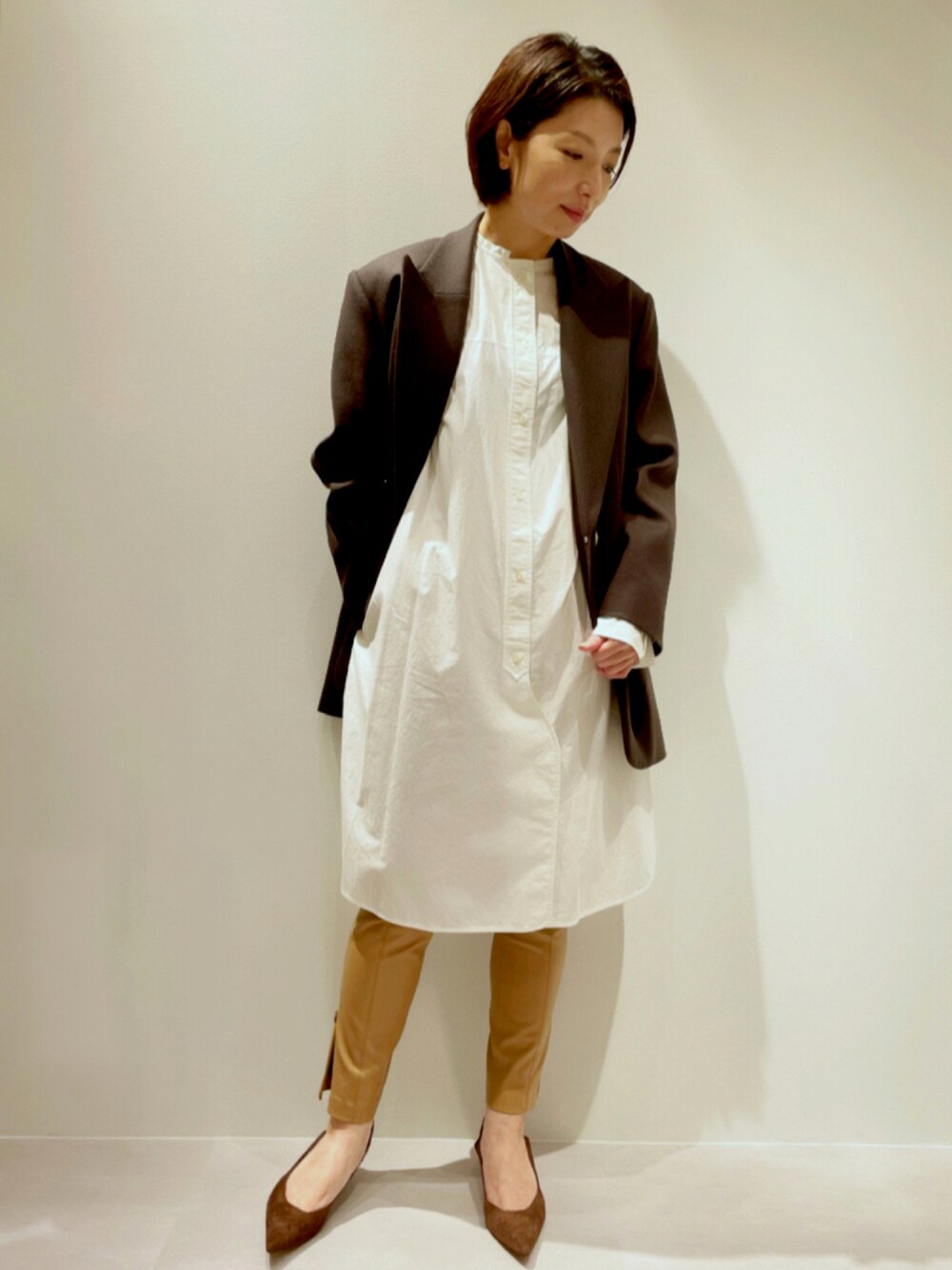 「ホワイト、ロングシャツ、秋色、チュニック、ブラウン、ジャケットコート、テーラードコート、シロシャツ、チュニックワンピ、カリテ(qualite)、ブラウンコート」｜「qualiteのタイプライターシャツワンピース（ワンピース、ホワイト系）」を使った、KAWAMURAさん（レディース・160cm）の秋コーディネートの1枚目の写真