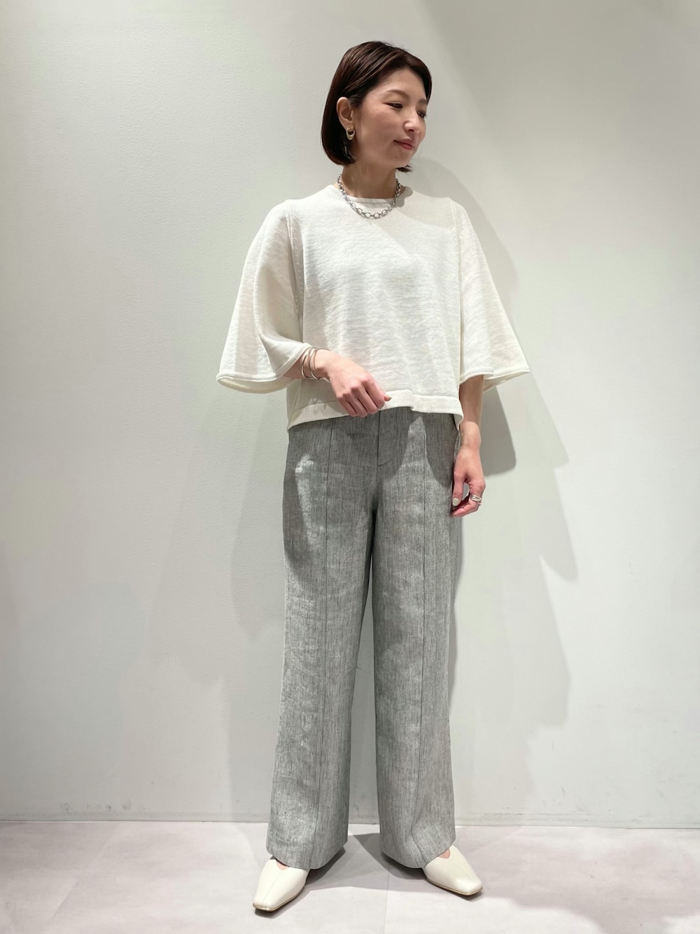 「カリテ(qualite)、Aubannister、春夏コーデ、春夏新作、リネンパンツ、ラメ、春ニット、フレアスリーブ、ホワイトニット、オトナカジュアル、パンツスタイル、ローヒールパンプス、綺麗めカジュアル、モノトーンコーデ、チェーンネックレス」｜「qualiteのラメリネンドロストパンツ（その他パンツ、ブラック系）」を使った、KAWAMURAさん（レディース・160cm）の春コーディネートの1枚目の写真