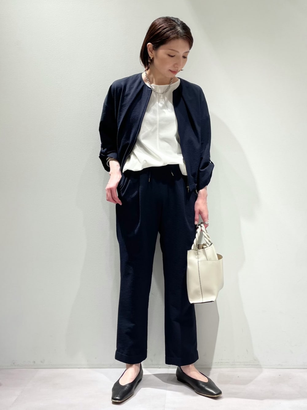「LOWELL thingsのTwiste/ダブルポケット2WAYトート M（ショルダーバッグ、ホワイト系）」を使った、KAWAMURAさん（レディース・160cm）の夏コーディネートの1枚目の写真