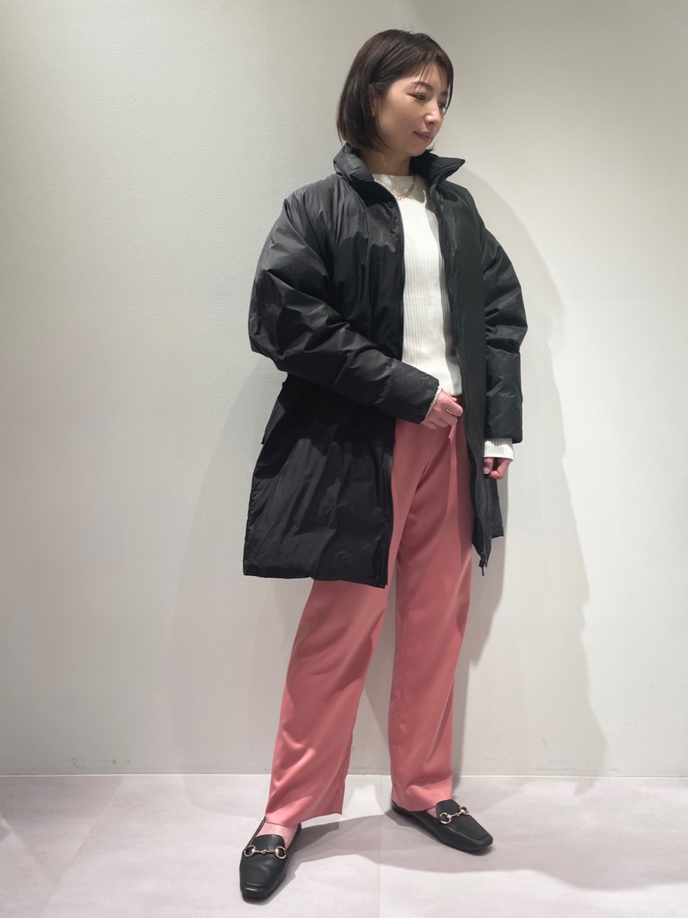 ブラック系のダウンジャケット/コート、ピンク系のその他パンツ、ブラック系のローファーを着用したレディースの冬コーディネートの1枚目の写真