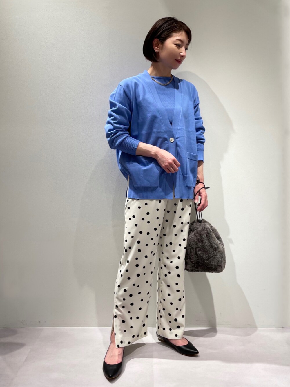 ブルー系のニット/セーター、ブルー系のニット/セーター、その他のその他パンツを着用したレディースの冬コーディネートの1枚目の写真