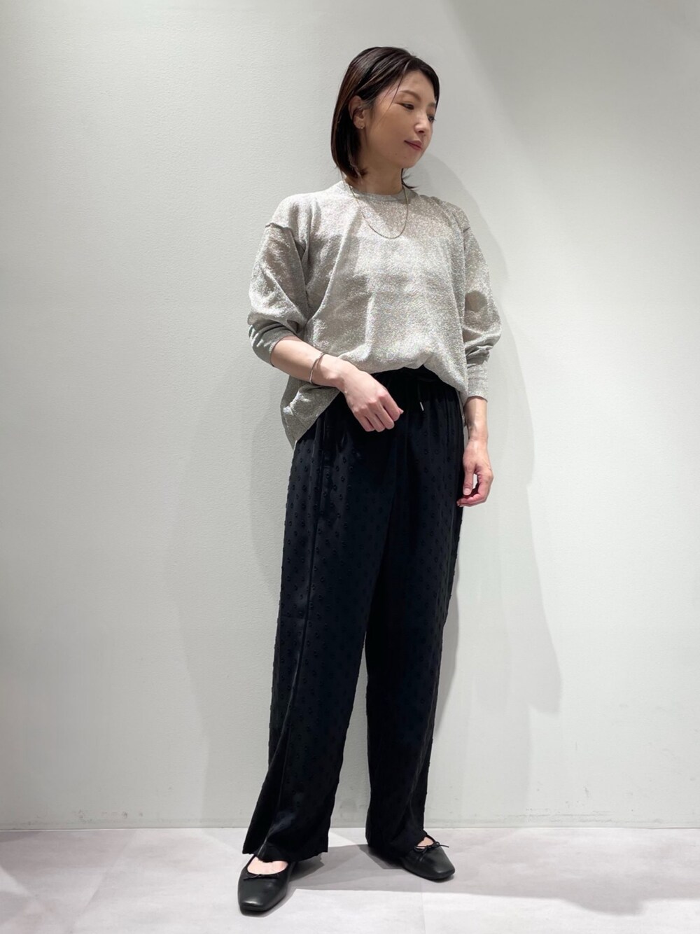 シルバー系のTシャツ/カットソー、ブラック系のその他パンツ、ブラック系のバレエシューズを着用したレディースの夏コーディネートの1枚目の写真