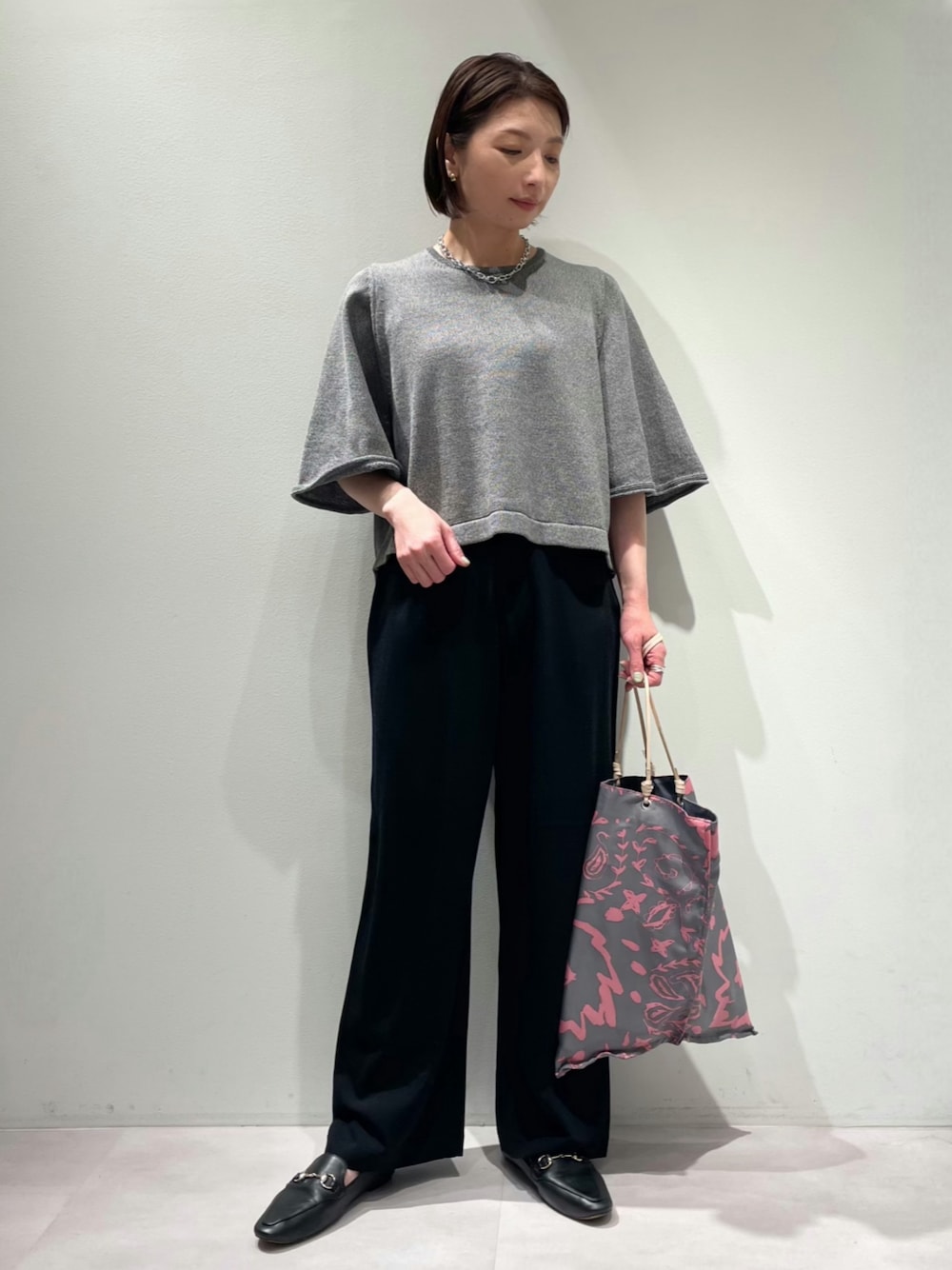 「カリテ(qualite)、マニプリ、コラボバック、トートバッグ、A4サイズ、春コーデ、オトナカジュアル、コットンニット、フレアスリーブ、ニットパンツ、ウエストゴム、チェーンネックレス、ショートネックレス、おでかけコーデ、春ニット」｜「qualiteのフレアスリーブギマコットンニット（Tシャツ/カットソー、グレー系）」を使った、KAWAMURAさん（レディース・160cm）の春コーディネートの1枚目の写真