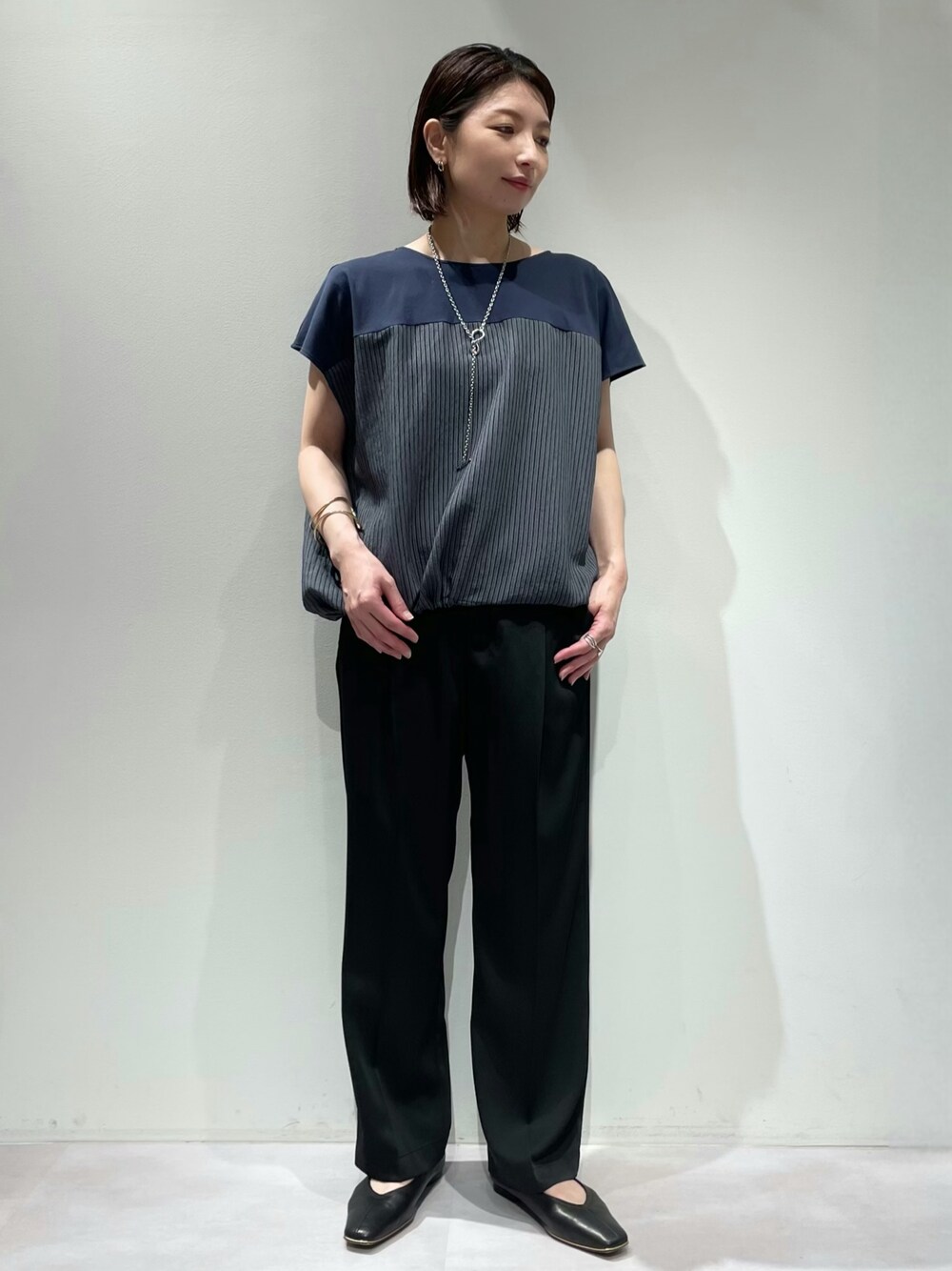 ブラック系のその他パンツ、ブルー系のTシャツ/カットソー、ブラック系のパンプスを着用したレディースの夏コーディネートの1枚目の写真