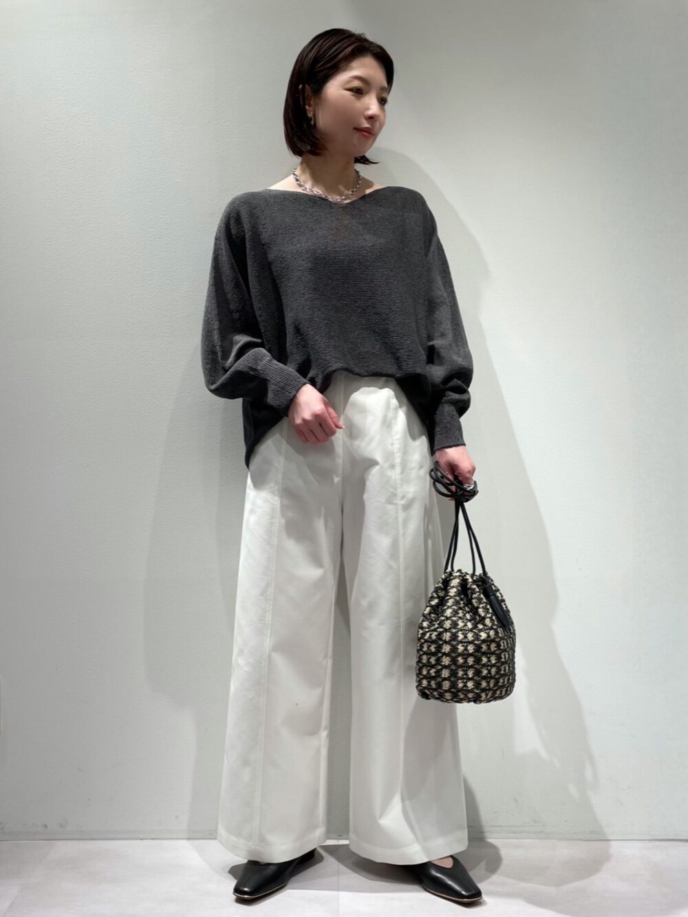 「カリテ(qualite)、カリテスケープ、シアーニット、春夏ニット、パンツコーデ、撥水パンツ、ホワイトパンツ、大人カジュアル、オフィスカジュアル、おでかけコーデ、Aubannister、ローヒールパンプス、ブラックパンプス、かごバッグ、巾着バッグ」｜「qualite scapeのcamifineニットプルオーバー（ニット/セーター、グレー系）」を使った、KAWAMURAさん（レディース・160cm）の春コーディネートの1枚目の写真
