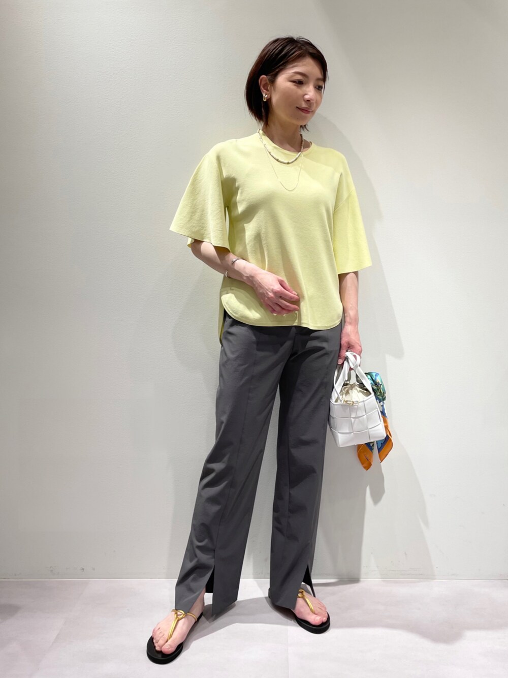 「カリテ(qualite)、パンツスタイル、春夏コーデ、ベンツ、センタースリットパンツ、ストレッチパンツ、オトナカジュアル、チャコールグレー、イエロー」｜「qualiteの2WAYストレッチセンターベンツパンツ（スラックス、グレー系）」を使った、KAWAMURAさん（レディース・160cm）の春コーディネートの1枚目の写真