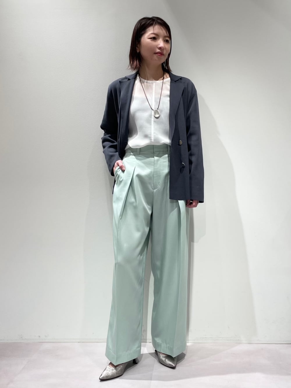 グリーン系のその他パンツ、ホワイト系のシャツ/ブラウス、グレー系のテーラードジャケットを着用したレディースの春コーディネートの1枚目の写真