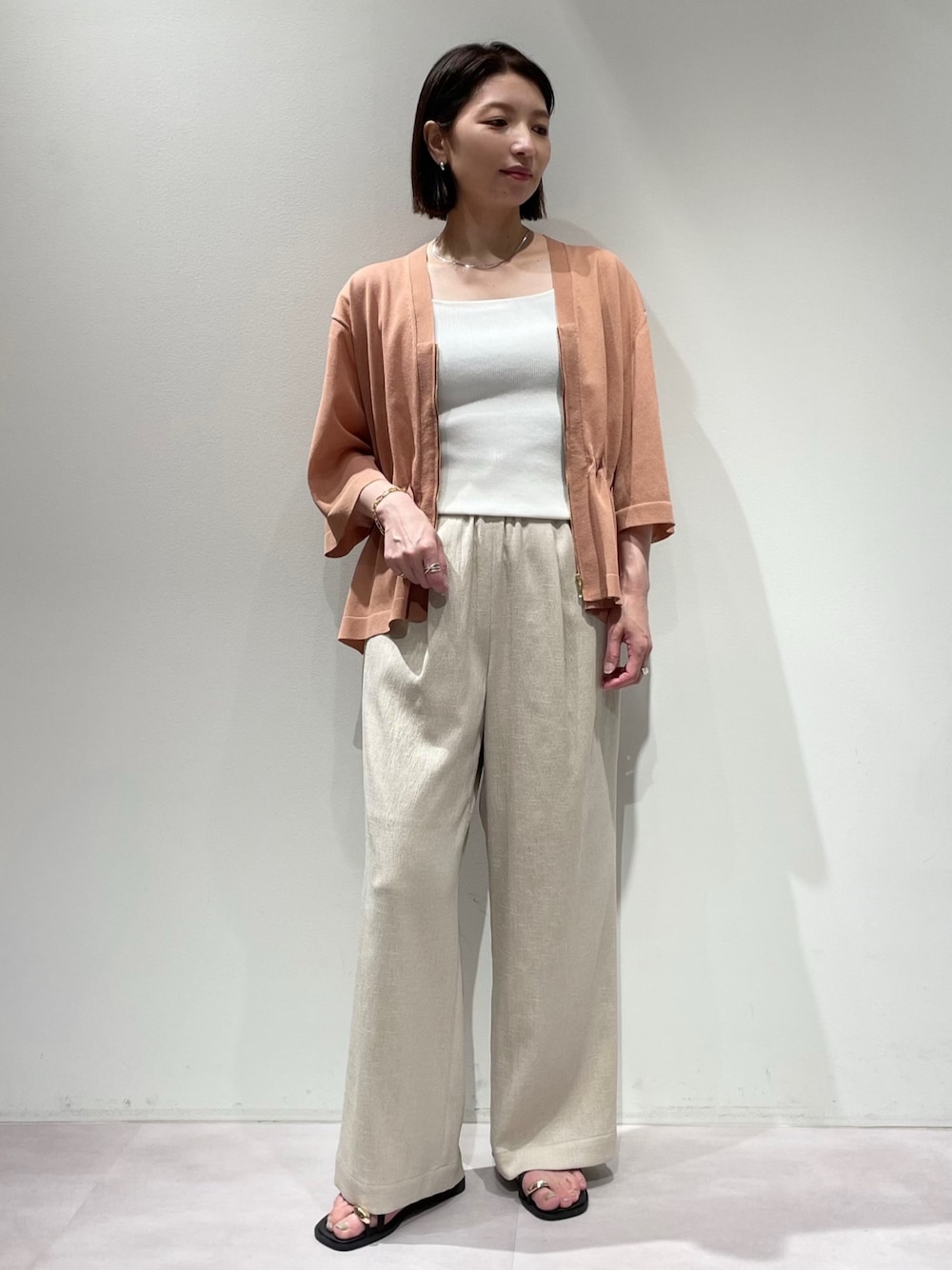 ベージュ系のその他パンツ、ピンク系のブルゾン、ホワイト系のニット/セーターを着用したレディースの夏コーディネートの1枚目の写真