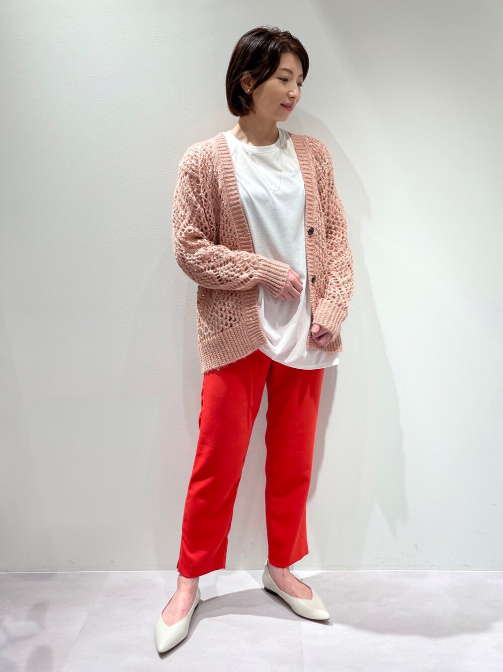 オレンジ系のカーディガン/ボレロ、ホワイト系のTシャツ/カットソー、レッド系のその他パンツを着用したレディースの夏コーディネートの1枚目の写真