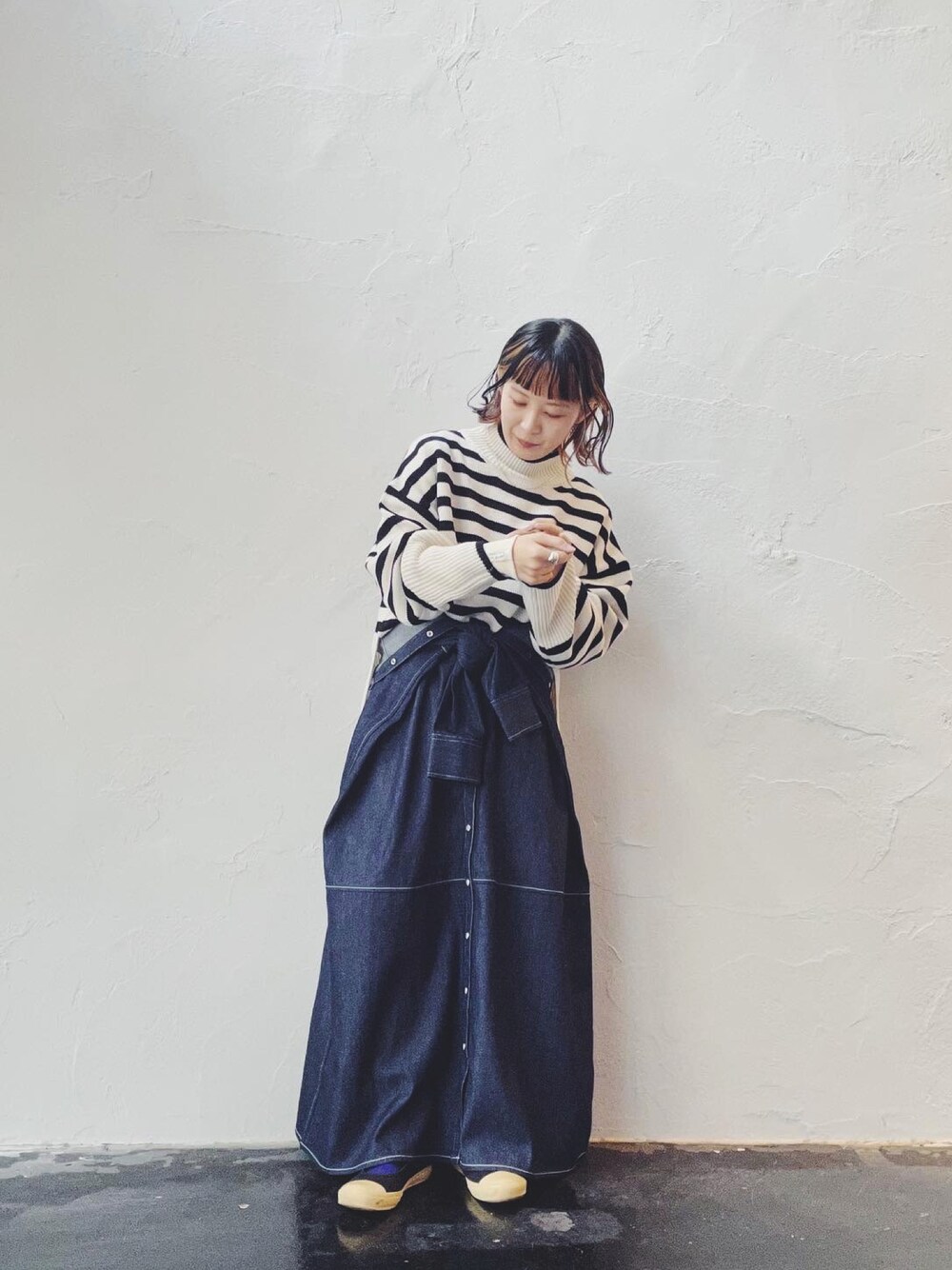 「大人コーデ、冬、ボーダー、knit、denim、スカート、ワンピース、アレンジ、今日のコーデ」｜「chumchumの大人の上靴（スリッポン、ブラック系）」を使った、さくさん（レディース・155cm）の冬コーディネートの1枚目の写真