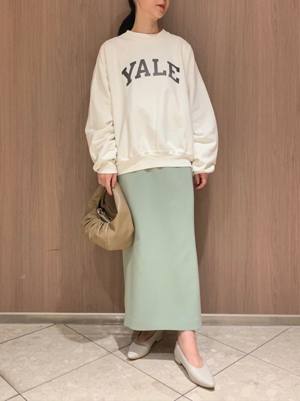 「Rouge vif la cle(Rouge vif la cle)、Rougevif、ルージュ･ヴィフ ラクレ(Rouge vif la cle)、ルージュヴィフ、サスペンダースカート、スウェット、グリーンスカート」｜「Rouge vifのｽﾄﾚｯﾁｻｽﾍﾟﾝﾀﾞｰﾀｲﾄSK（スカート、グリーン系）」を使った、yyhhmm互相さん（レディース・165cm）の冬コーディネートの1枚目の写真