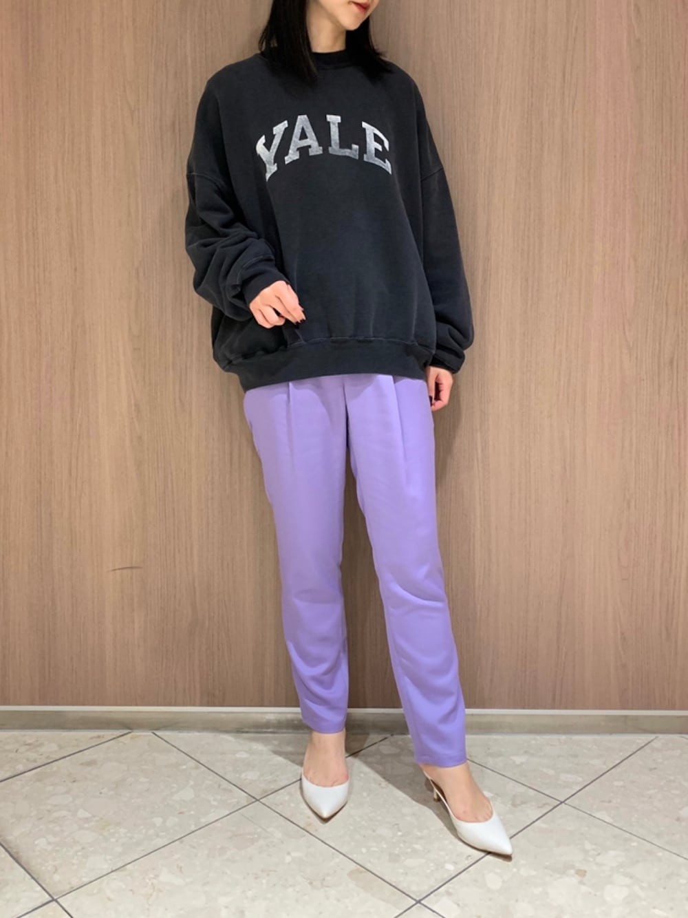 「Rouge vif la cle(Rouge vif la cle)、Rougevif、ルージュ･ヴィフ ラクレ(Rouge vif la cle)、ルージュヴィフ、カラーパンツ、パープルパンツ、テーパードパンツ、スウエット、大人ガーリー」｜「Rouge vifのサテンイージーパンツ2（その他パンツ、パープル系）」を使った、yyhhmm互相さん（レディース・165cm）の冬コーディネートの1枚目の写真