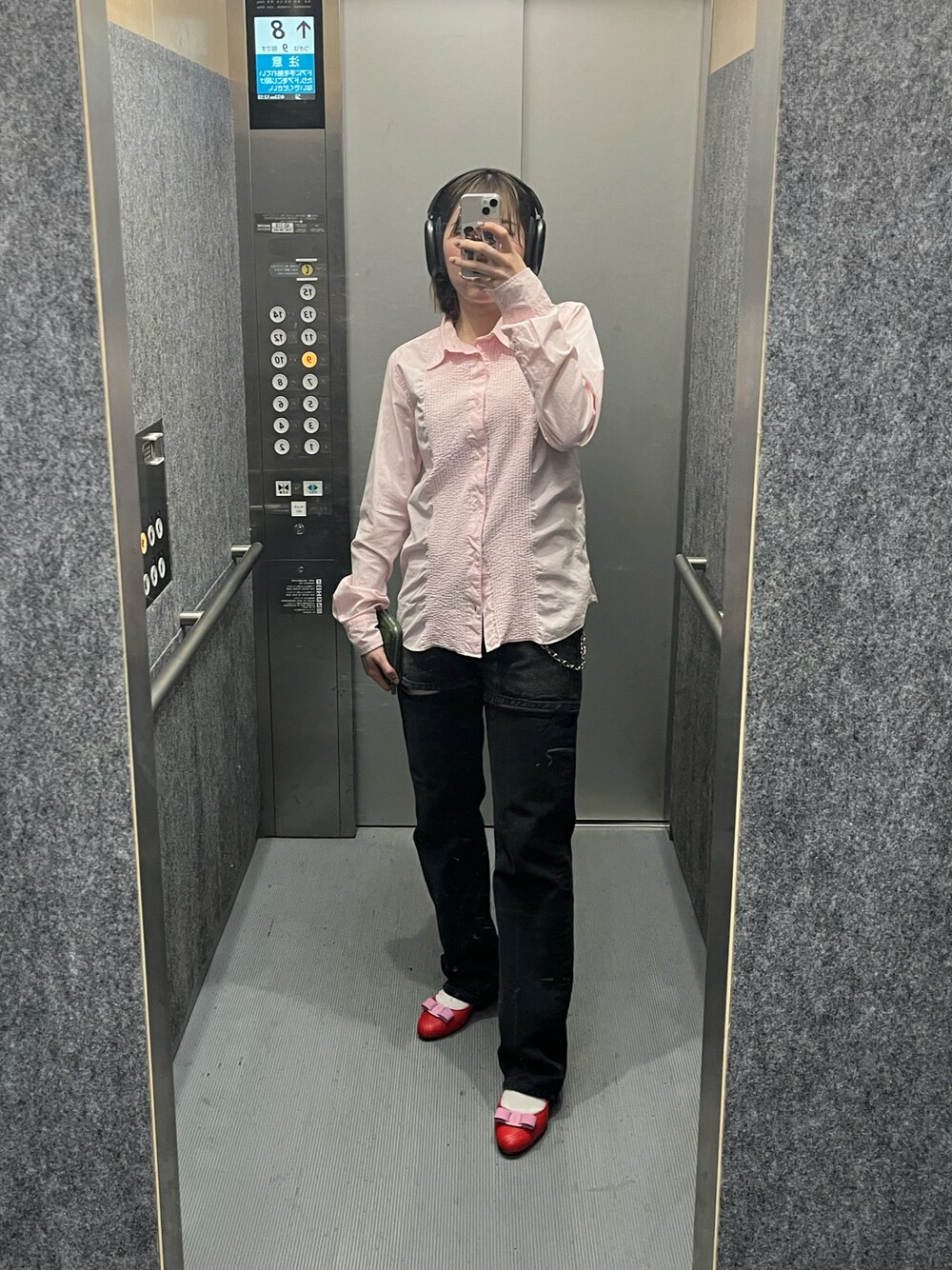 ブラック系のデニムパンツ、レッド系のパンプス、ピンク系のシャツ/ブラウスを着用したレディースの秋コーディネートの1枚目の写真