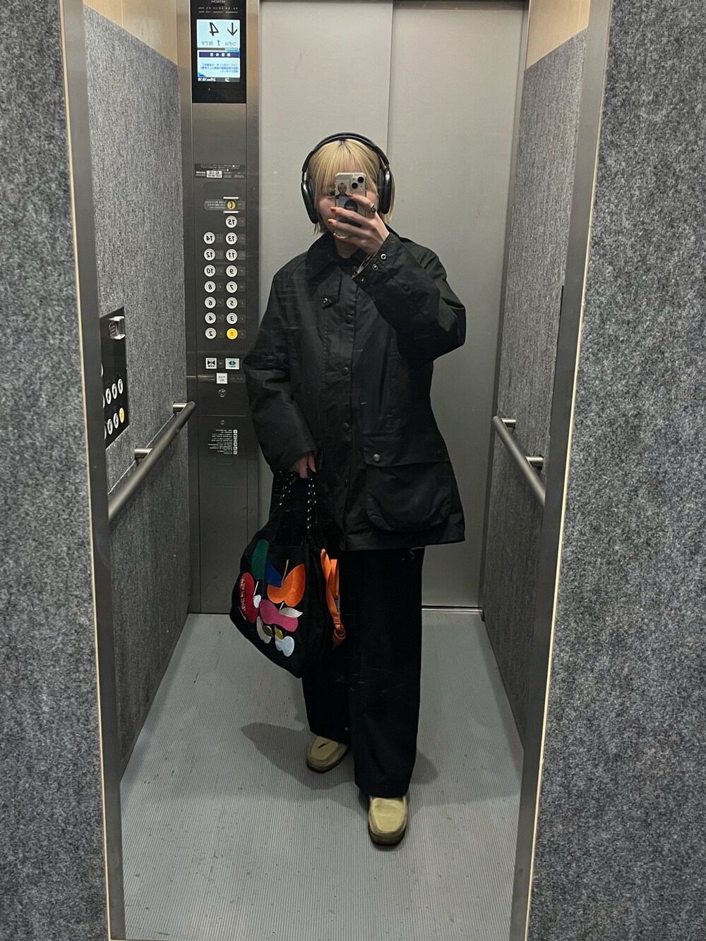 「バブアー、barbour、ブラックコーデ、UNIQLO、クラークス、カジュアル、メンズライク、ラフ、低身長」｜「BarbourのBarbour |〈別注〉OVERSIZED BEAUFORT オイルドジャケット WOMEN（カバーオール、ブラック系）」を使った、yayapikmin さん（レディース・156cm）の春コーディネートの1枚目の写真