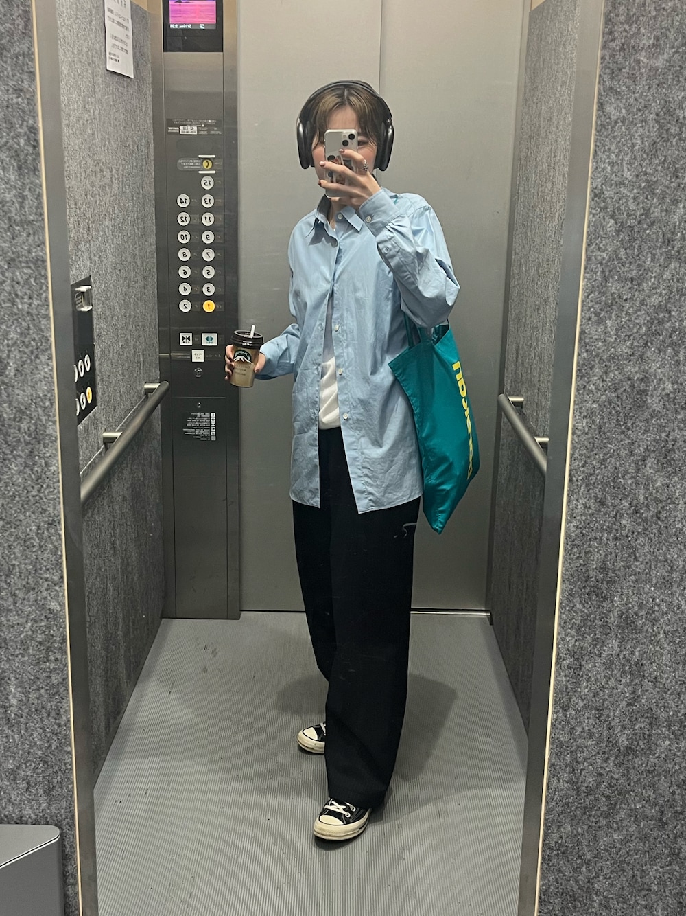 ブルー系のシャツ/ブラウス、ブラック系のスニーカー、ブルー系のスラックスを着用したレディースの秋コーディネートの1枚目の写真