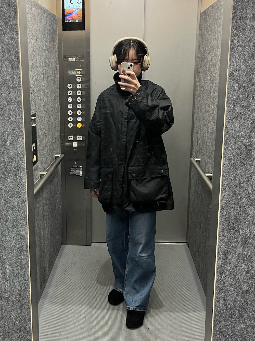 「barbour、ジャケット、アウター、ユニクロ、UNIQLO、デニム、birkenstock、サンダル、ラフ、メンズライク、ブラック、ゆったりコーデ、シンプルコーデ」｜「BarbourのBarbour |〈別注〉OVERSIZED BEAUFORT オイルドジャケット WOMEN（カバーオール、ブラック系）」を使った、yayapikmin さん（レディース・156cm）の秋コーディネートの1枚目の写真