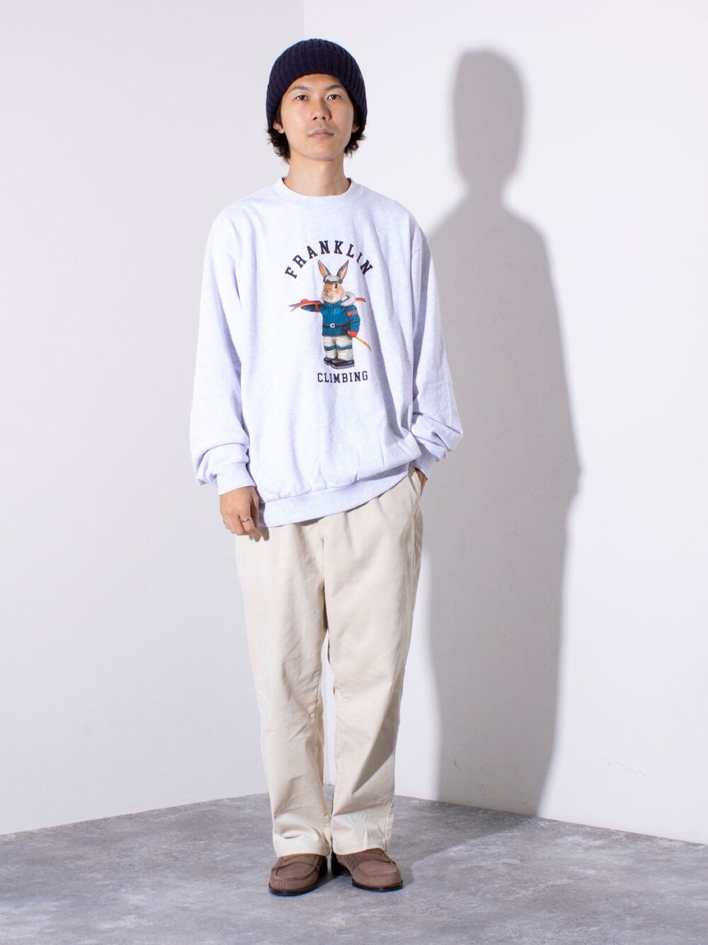 「お出かけコーデ、アツいコーデ全部見せ、コーデュロイパンツ、秋服準備はじめました、ローファー、ニット帽、シンプルコーデ、休日スタイル、FREDY&GLOSTER、スウェット」｜「GLOSTERの【GLOSTER/グロスター】ケーブル編み 裏ボア ニットワッチ ニット帽（ニットキャップ/ビーニー、ブルー系）」を使った、katsuさん（メンズ・170cm）の夏コーディネートの1枚目の写真