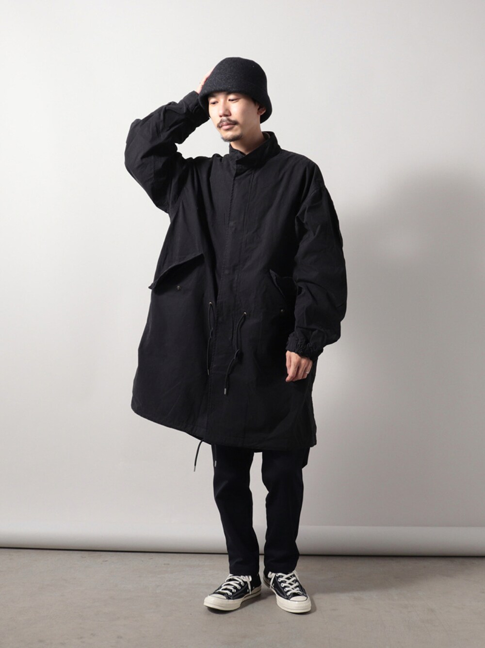 「フレディアンドグロスター、FREDY&GLOSTER、gloster、おしゃれさんと繋がりたい、お洒落さんとつながりたい、いいね、save、フォローお願いします🤑、秋服準備はじめました、秋コーデ、ワントーンコーデ、ブラック、モッズコート、ビッグシルエット、休日スタイル、スニーカー、スニーカーコーデ」｜「Nine Tailorの【Nine Tailor/ナインテーラー】Agave Cap #N-816（キャップ、グレー系）」を使った、katsuさん（メンズ・170cm）の秋コーディネートの1枚目の写真