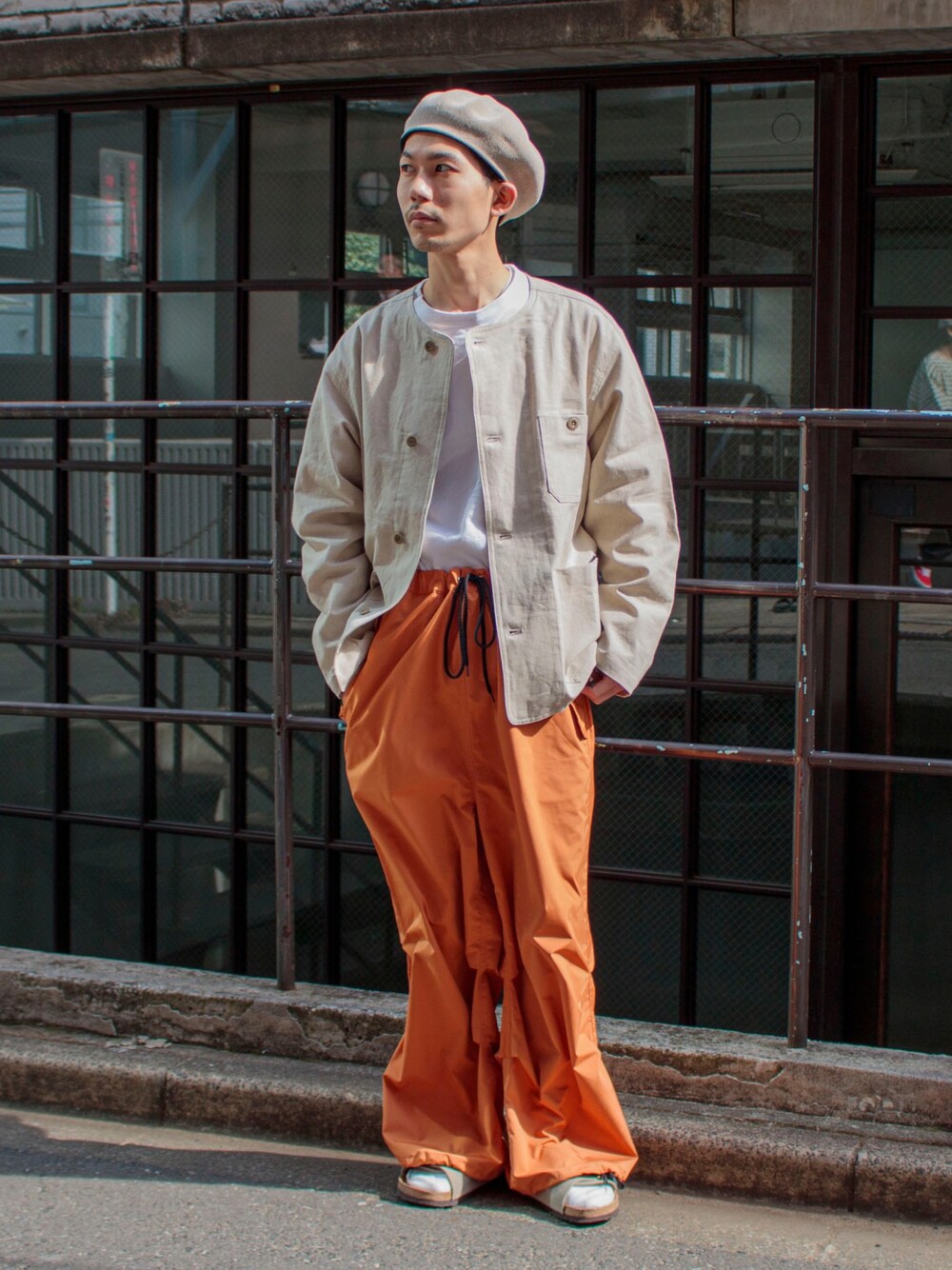「フレディアンドグロスター、春服みてみて、FREDY&GLOSTER、gloster、ベレー帽、春コーデ、春アウター、タックイン、レイヤードスタイル、サンダル、ビルケンシュトック、おしゃれさんと繋がりたい、お洒落さんとつながりたい」｜「GLOSTERの【GLOSTER/グロスター】綿麻キャンバスノーカラージャケット（ブルゾン、ホワイト系）」を使った、katsuさん（メンズ・170cm）の春コーディネートの1枚目の写真