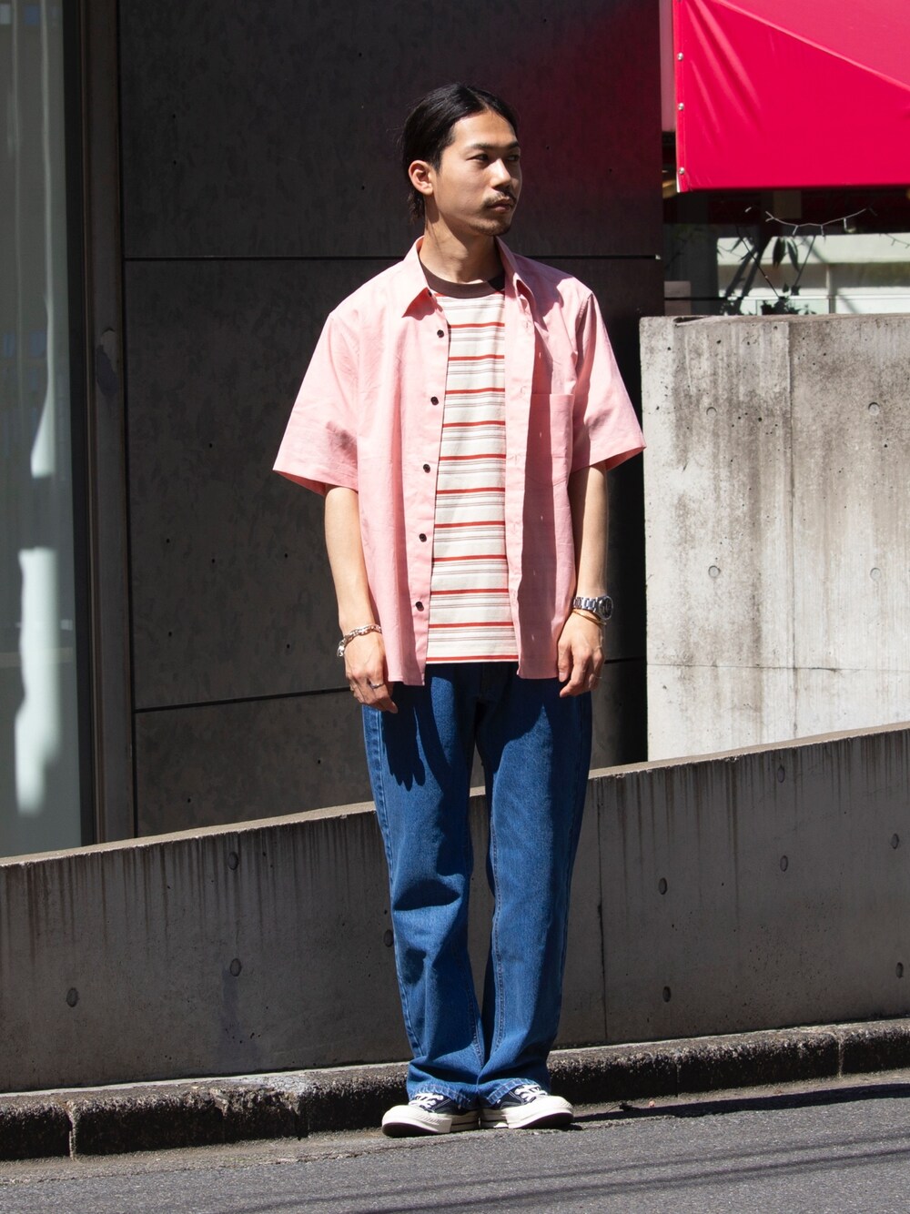 ピンク系のシャツ/ブラウス、ベージュ系のTシャツ/カットソー、ブルー系のデニムパンツを着用したメンズの春コーディネートの1枚目の写真