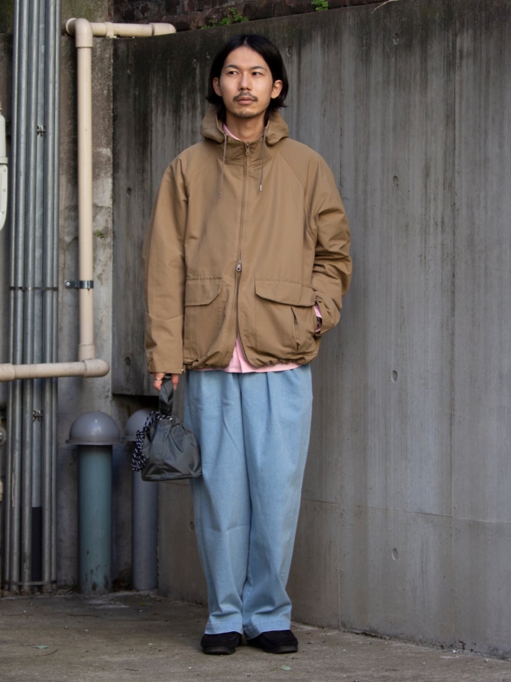 「春コーデ、ほめられ本命コーデ、淡色コーデ、ブーツ、フレディアンドグロスター、FREDY&GLOSTER、gloster、デニム、レイヤードスタイル、シンプルコーデ、シャツコーデ、シャツスタイル」｜「GLOSTERの【GLOSTER/グロスター】CORDURA コーデュラフードブルゾン 撥水/防風 日本製（ブルゾン、ベージュ系）」を使った、katsuさん（メンズ・170cm）の冬コーディネートの1枚目の写真