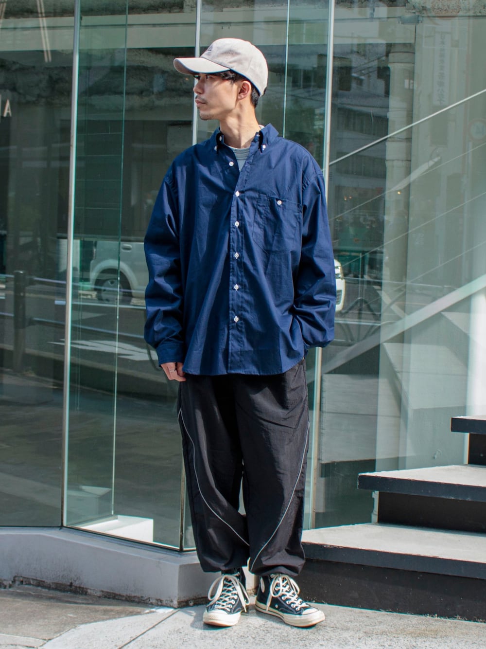 「フレディアンドグロスター、FREDY&GLOSTER、gloster、キャップ、春服みてみて、シャツスタイル、春コーデ、レイヤードスタイル、きれいめカジュアル、コンバース、おしゃれさんと繋がりたい、お洒落さんとつながりたい」｜「GLOSTERの【GLOSTER/グロスター】WASHED ENBROIDERY CAP（キャップ、ベージュ系）」を使った、katsuさん（メンズ・170cm）の春コーディネートの1枚目の写真