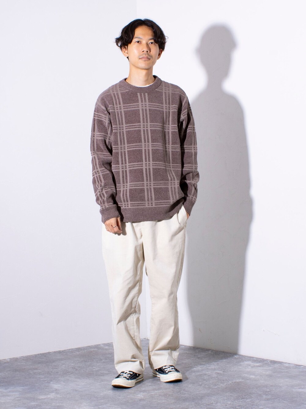 「淡色コーデ、秋服準備はじめました、テーマパークコーデ、秋っぽコーデ更新中、スニーカー、FREDY&GLOSTER、ブラウン、チェック、お出かけコーデ、秋コーデ、休日スタイル、シンプルコーデ」｜「GLOSTERの【GLOSTER/グロスター】チェック柄 クルーネック プルオーバー モールニット（ニット/セーター、ベージュ系）」を使った、katsuさん（メンズ・170cm）の秋コーディネートの1枚目の写真