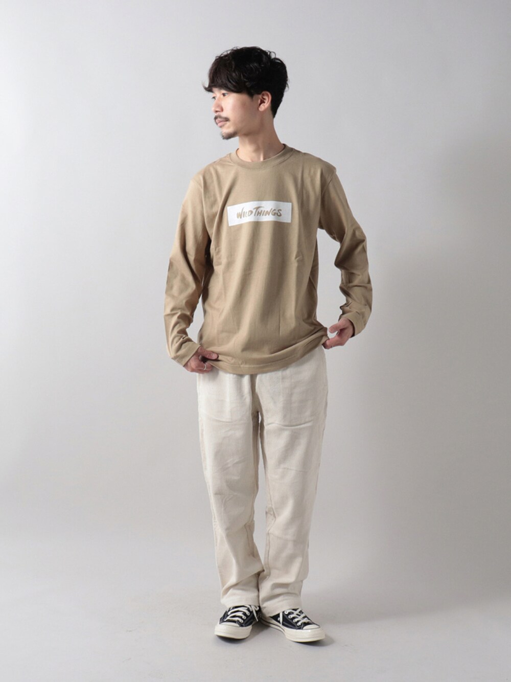 「ベージュ、ロンT、WILDTHINGS、FREDY&GLOSTER、プリントT、グラフィックＴ、gloster、お洒落さんとつながりたい、フレディアンドグロスター、おしゃれさんと繋がりたい、シェフパンツ、いいね、save、フォローお願いします🤑、秋服準備はじめました、Coming soon...、秋トレンド2021」｜「WILD THINGSの【WILDTHINGS/ワイルドシングス】GLOSTER別注 BOX LOGO ロングスリーブTシャツ（Tシャツ/カットソー、ベージュ系）」を使った、katsuさん（メンズ・170cm）の秋コーディネートの1枚目の写真