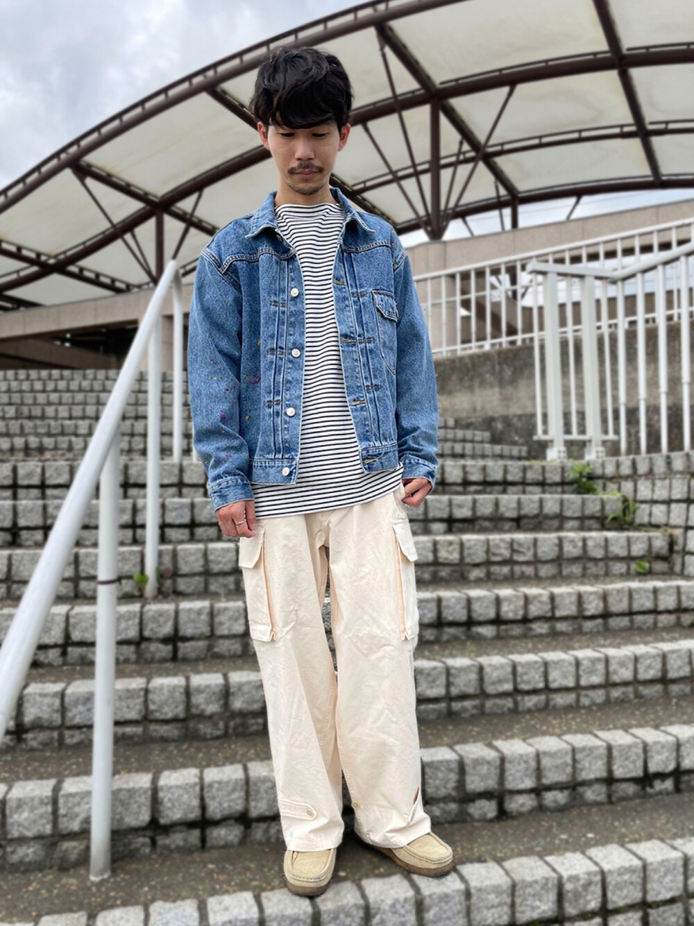 ホワイト系のその他パンツ、ベージュ系のブーツ、ホワイト系のTシャツ/カットソーを着用したメンズの夏コーディネートの1枚目の写真