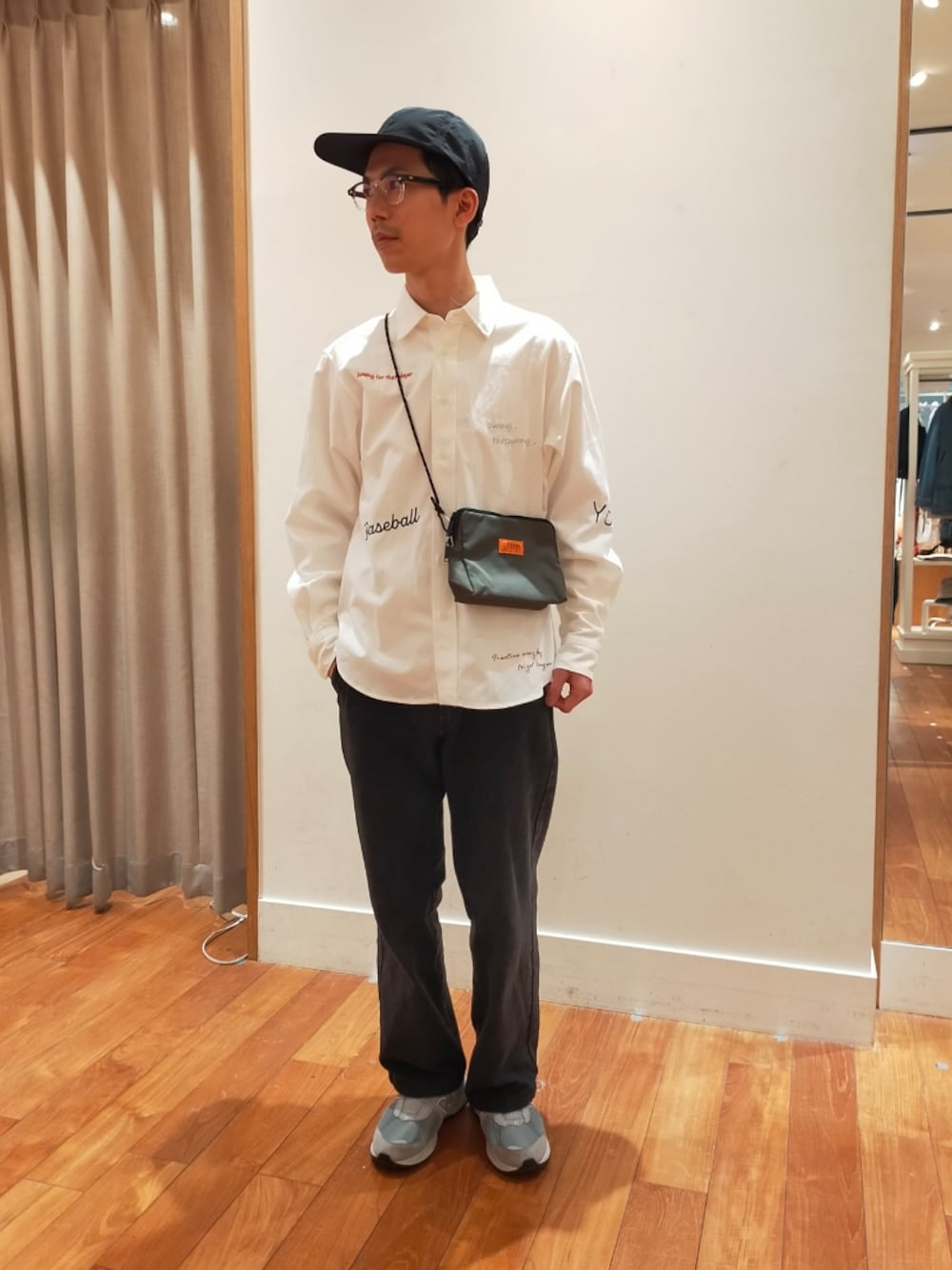 「春色、春めき満開コーデ、大人カジュアル、メガネ男子、キャップ、淡色コーデ、チノパン、休日スタイル、デートコーデ、スニーカー、お出かけコーデ、スラックス、モノトーン、カジュアルコーデ」｜「halo commodityの【halo Commodity/ハロ コモディティー】Karst Cap ロングバイザーキャップ（キャップ、ブラック系）」を使った、katsuさん（メンズ・170cm）の春コーディネートの1枚目の写真