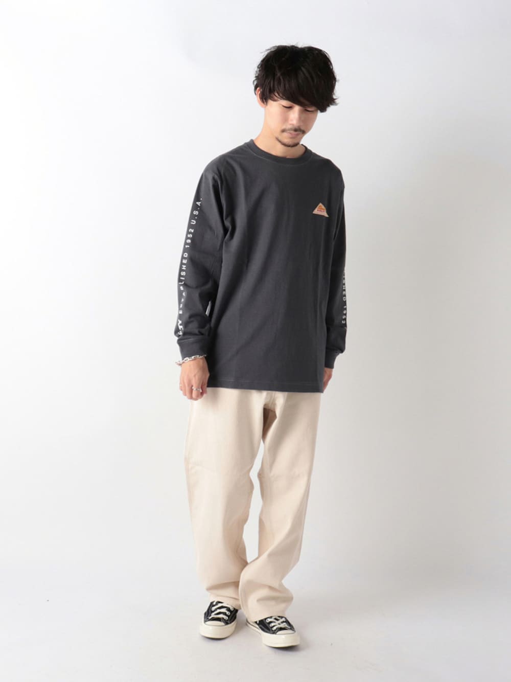 「だから秋服が好き、フレディアンドグロスター、FREDY&GLOSTER、gloster、袖プリント、休日コーデ、休日スタイル、秋コーデ、wearhalloween2021、ストリート、ペインターパンツ、おしゃれさんと繋がりたい、お洒落さんとつながりたい、いいね、save、フォローお願いします🤑、KELTY」｜「CONVERSEのアイテム（スニーカー、ブラック系）」を使った、katsuさん（メンズ・170cm）の秋コーディネートの1枚目の写真
