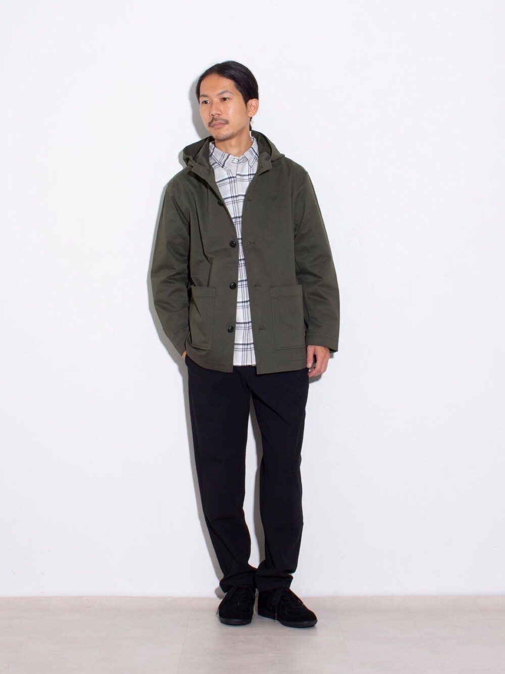 グリーン系のブルゾン、ブラック系のその他パンツ、ホワイト系のシャツ/ブラウスを着用したメンズの秋コーディネートの1枚目の写真