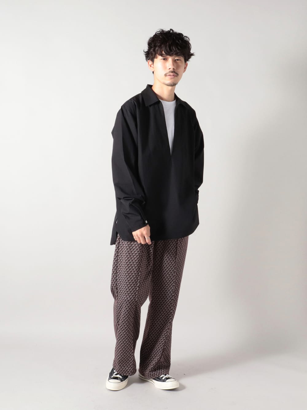 「フレディアンドグロスター、FREDY&GLOSTER、おしゃれさんと繋がりたい、お洒落さんとつながりたい、いいね、save、フォローお願いします🤑、フレアパンツ、柄パンツ、シャツスタイル、シャツコーデ、シンプル、秋コーデ、秋のコーデ、秋トレンド2021、ビッグシルエット、ダメージ加工」｜「CONVERSEのアイテム（スニーカー、ブラック系）」を使った、katsuさん（メンズ・170cm）の夏コーディネートの1枚目の写真