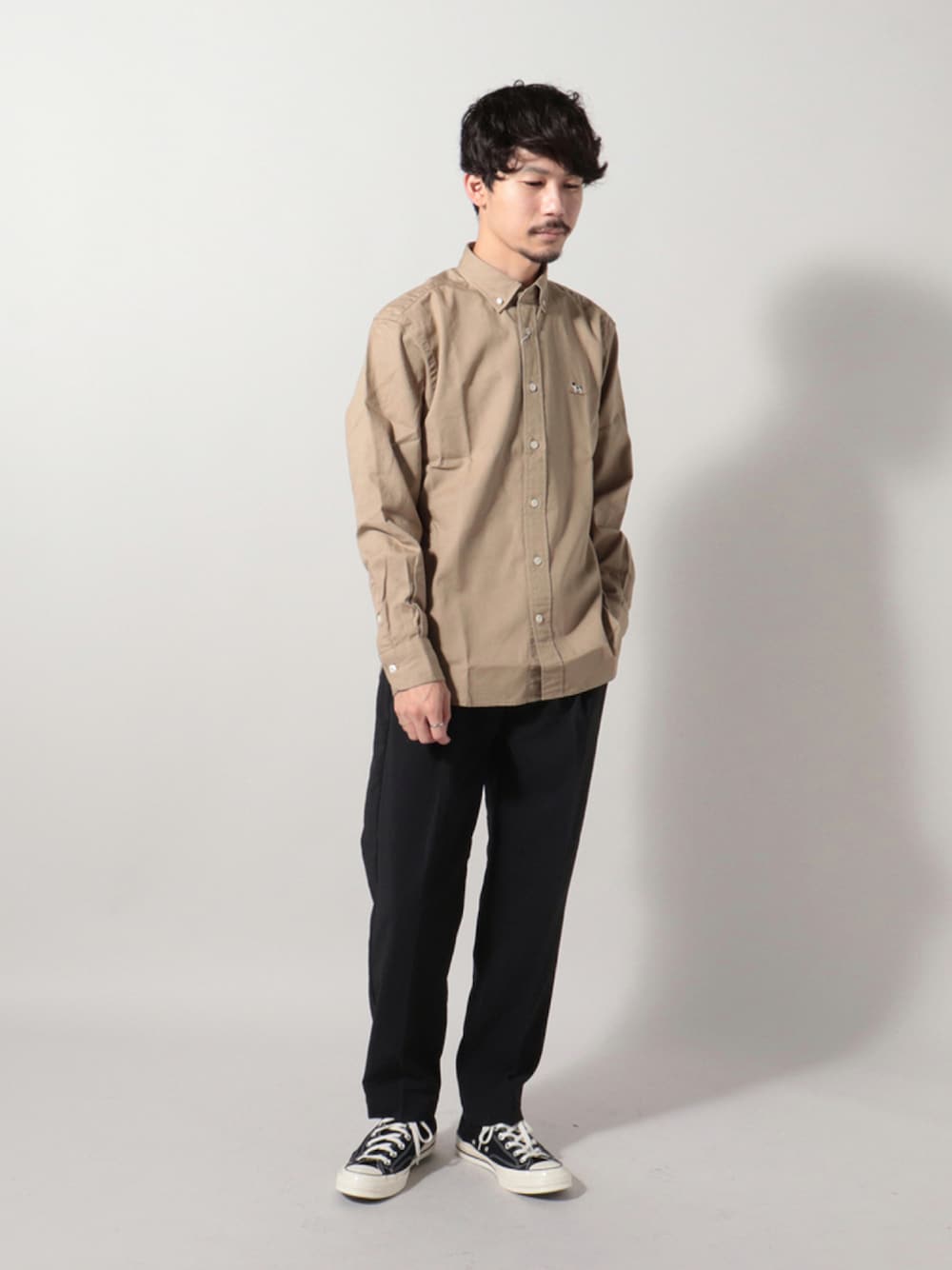 「フレディアンドグロスター、FREDY&GLOSTER、gloster、おしゃれさんと繋がりたい、お洒落さんとつながりたい、いいね、save、フォローお願いします🤑、アニマル、Coming soon...、シャツスタイル、ベージュ、秋トレンド2021、秋服準備はじめました、シンプルコーデ、シンプルスタイル、シャツ」｜「GLOSTERのワンポイント刺繍 フレンチブルドッグ ボタンダウン OXシャツ（シャツ/ブラウス、ベージュ系）」を使った、katsuさん（メンズ・170cm）の夏コーディネートの1枚目の写真